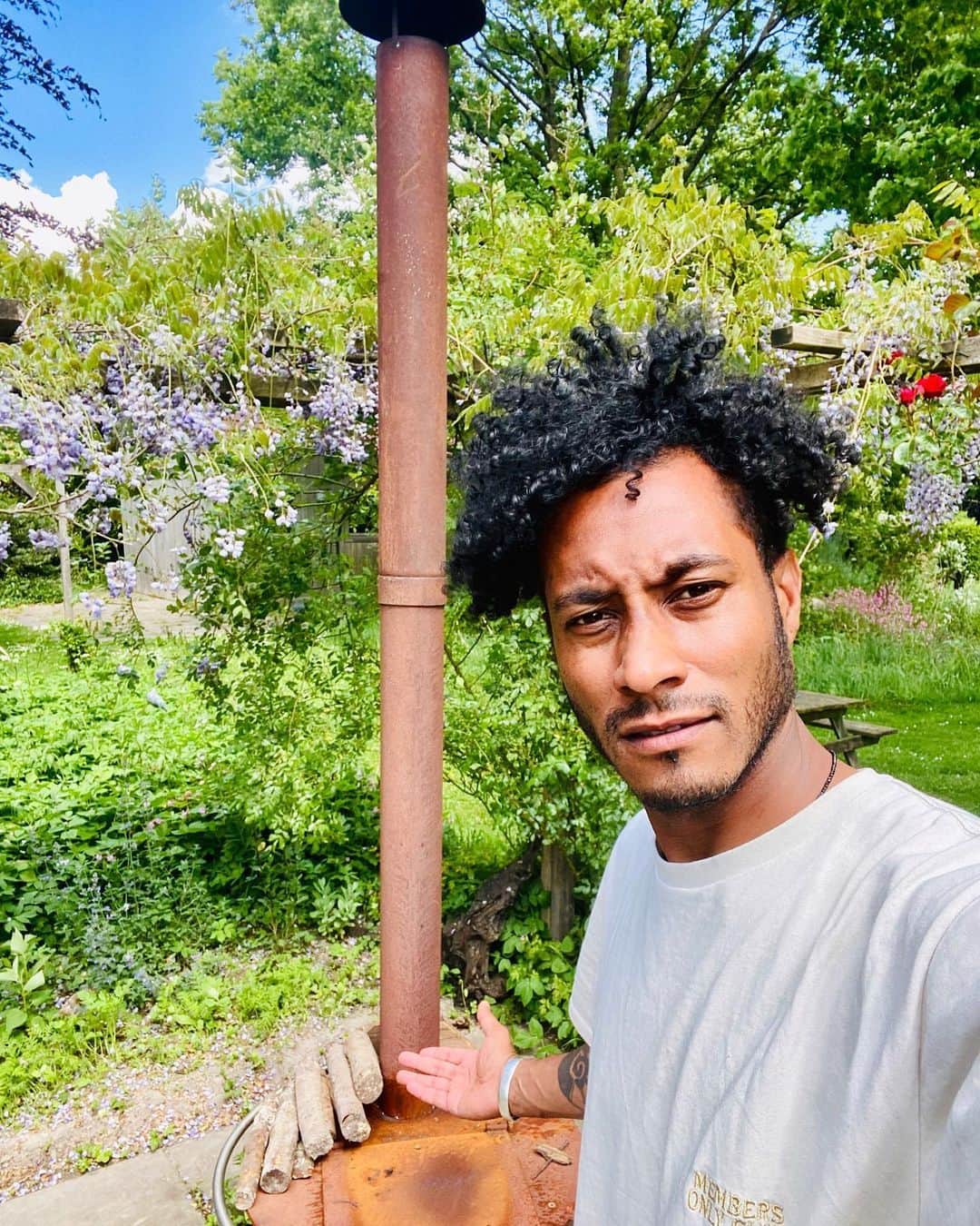 サネリー・ジェームズのインスタグラム：「Heating this thing up! 🍗」