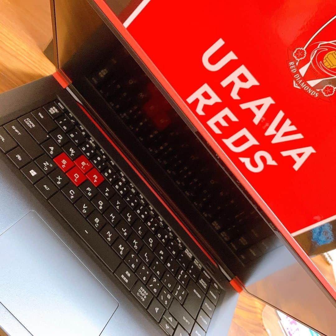 岩波拓也のインスタグラム：「浦和レッズオフィシャルPCオフィシャルサプライヤーのマウスコンピュータさんより浦和レッズオフィシャルパソコンのモニター選手として選んでいただきました。 デザインは浦和レッズの赤 そしてREDSの文字は赤くなっています！！ プライベートでも活用したいと思います。 #urawareds  #mousecomputer」