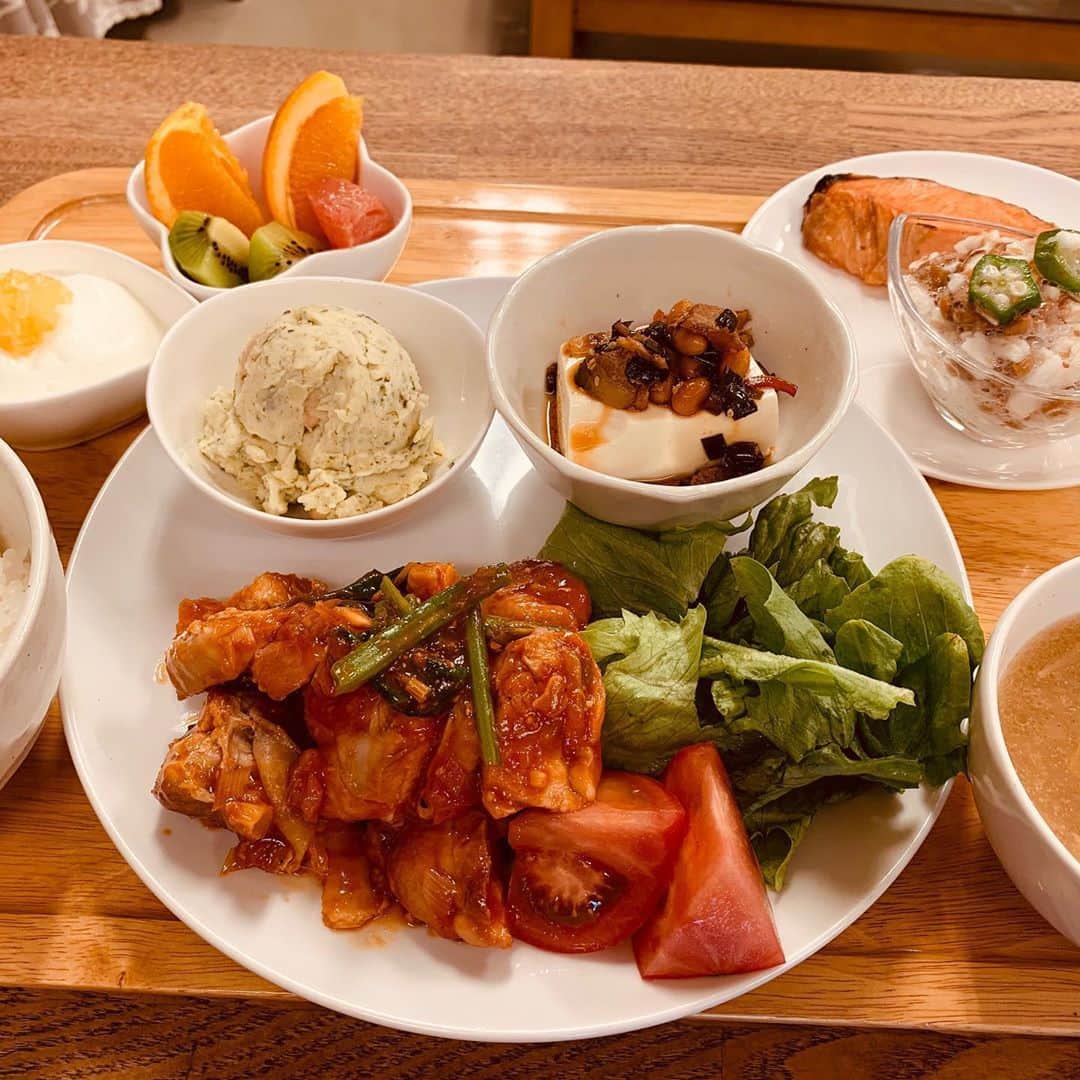 コンサドーレ札幌さんのインスタグラム写真 - (コンサドーレ札幌Instagram)「先週のいつの日だったかな。  夜ご飯を食べに食堂へやってきたダンザキくん。  食堂にはエビチリみたいな匂いが漂っていて。  今日エビチリですか？と嬉しそうにカウンターに用意した夜ご飯を覗いてみたけどエビチリがどこにもなーーい👀  ごめーん！今日トリチリー！  エビチリのソース作って鶏もも肉を絡めたからエビチリが出てくるとおもっちゃうよね。🦐🦐 一瞬テンション上がったのにごめんね💦💦 今週はどこかでエビチリを作ろうと考えていたよ😊  夜ご飯の時にエビチリだと分かった瞬間。やったー！と喜んでくれてよかった。よかった🦐  いつかのしまふく寮。夜ご飯🍚  エビチリかと思ったらトリチリだった日🐓  consadole  しまふく寮ごはん🏠  #consadole  #consadole #consadole #コンサドーレ #jleague #ｊリーグ #soccer #サッカー #しまふく寮通信	 #食育 #食トレ #アスリートごはん #身体づくり #JAグループ北海道 #ゆめぴりか #みんなのよい食親善大使 #よつ葉 @yotsuba_milkproducts_official #北海道ぎょれん #町村農場 #アスリートフードマイスター #松浦沙耶花 #昼ごはん #夜ごはん #献立 #定食 #ランチ #レシピ #料理 #栄養 #栄養バランス #consadole #consadole #コンサドーレ #jleague #ｊリーグ #soccer #サッカー #しまふく寮通信	 #食育 #食トレ #アスリートごはん #身体づくり #JAグループ北海道 #ゆめぴりか #みんなのよい食親善大使 #よつ葉 @yotsuba_milkproducts_official #北海道ぎょれん #町村農場 #アスリートフードマイスター #松浦沙耶花 #昼ごはん #夜ごはん #献立 #定食 #ランチ #レシピ #料理 #栄養 #栄養バランス#牛乳チャレンジ」5月23日 21時15分 - hokkaido_consadole_sapporo
