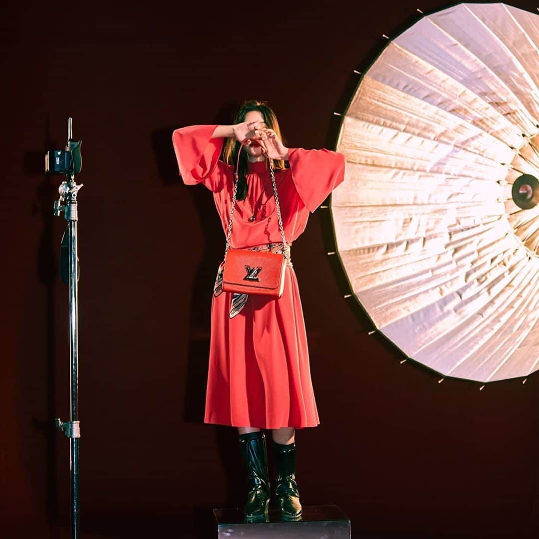 ソンミさんのインスタグラム写真 - (ソンミInstagram)「SUNMI IN RED❤ @louisvuitton @ellekorea  #AD」5月23日 21時07分 - miyayeah