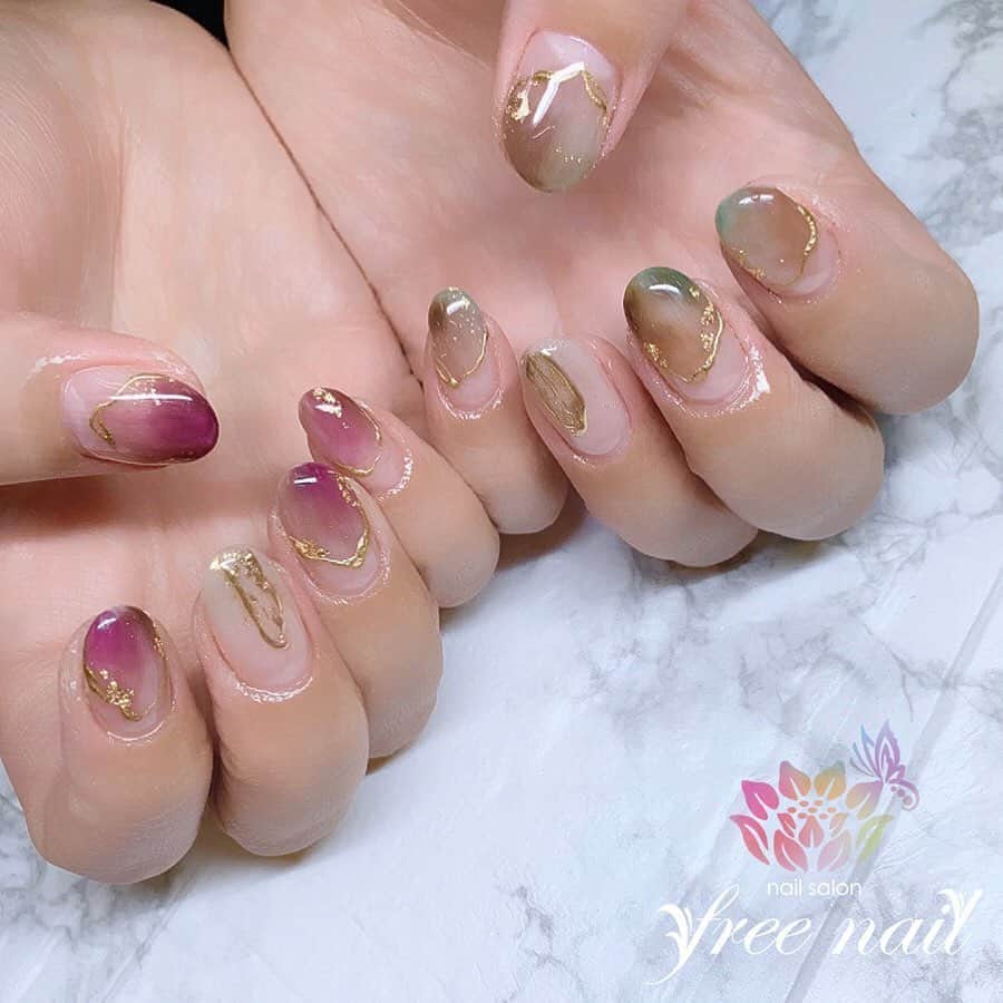 free nail フリーネイルのインスタグラム：「. お客様ネイル💅🏻🌜✨ . ニュアンスアシメネイル🎭✨ . カシスとグリーンで🍒🍇🍏🍐✨ . ▶︎▶︎▶︎スワイプして動画も見てね☝︎🎬✨ . ご来店ありがとうございました🙇🏻‍♀️🙇🏻‍♀️🙇🏻‍♀️💗 . . #ネイルアート #ジェルネイル #ネイルサロン #大阪ネイルサロン #ネイルデザイン #ネイルチェンジ #アシメネイル #アシンメトリーネイル #ニュアンスネイル #メタリックネイル #カシスカラー #グリーンネイル #クリアネイル #デザインネイル #トレンドネイル #大人ネイル #おしゃれネイル #初夏ネイル #夏ネイル #nailsart #nailsdid #美甲 #日式美甲 #日式美甲胶 #日本美甲师 #日本美甲老师 #美甲上课 #日本胶 #フリーネイル #freenail」