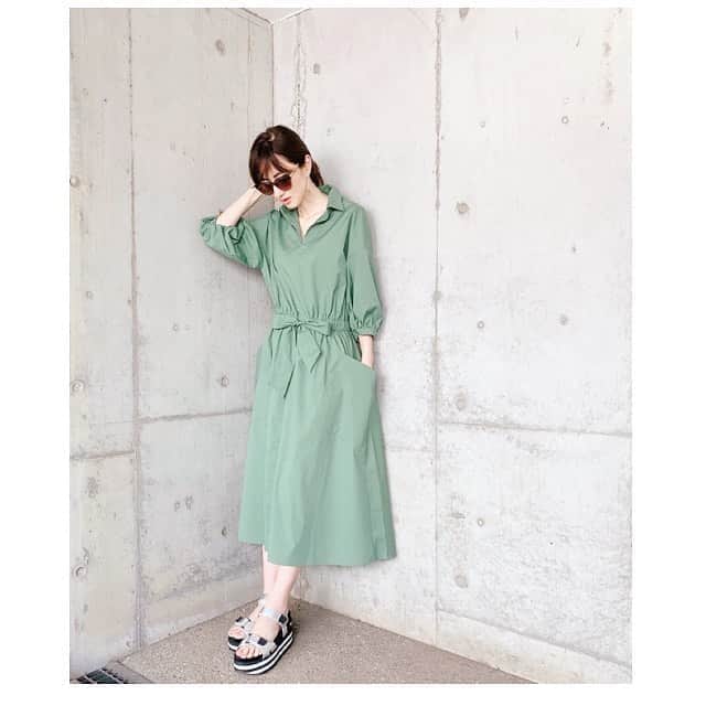 前田ゆかのインスタグラム：「今日はサラッと着れる @elura_official ワンピースでお買い物へ！  ギャザーシャツワンピは夏に嬉しい機能付き。「UVカット」に 「接触冷感」暑い夏も快適に過ごせそうなアイテム！ リボンはゆるく結ぶとカジュアルにキュッとしめるとキレイめにも楽にキレイが完成です！  サンダルは厚底サンダル @noname.japan  スタイルアップでスニーカー感覚、 夏はスポーティな厚底サンダルが定番で 今っぽい！  #elura #エルーラ #ワンピース #NONAME #厚底サンダル #スポサンコーデ  #カーキのファッションにオレンジリップ」
