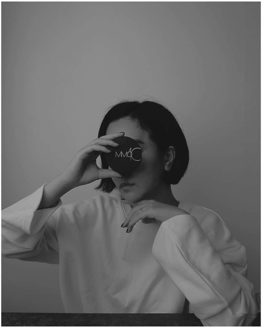 のインスタグラム：「@mimc_natural  mineral liquid foundation  動画もあるから見てみてね🤍  春夏シーズンは、ゆらぎ肌やインナードライなどの肌悩みを感じやすい季節。だから最近ファンデの見直しをしたよ🕊  天然の美容液成分配合でみずみずしくて、メイク中もスキンケア直後のような、しっとりした肌心地で驚き…  石けんオフが出来て、クレンジング不要のミネラル成分でできているからお肌に優しい🤍 _ prodacts / @mimc_natural  @cosmekitchen  @makeupkitchen_official  @biople  camera / @kou1021_  _ #cosmekitchen #mimc #organic #skincare #foundation #mineralfoundation #products #myfavproducts #おこもり美容 #オーガニック #スキンケア #stayhome」
