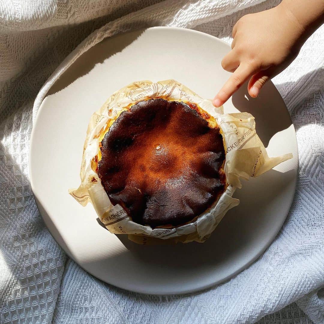 美生のインスタグラム：「@basque_bypds ﻿ ﻿ ﻿ ずっと食べてみたかった﻿ 念願のバスクチーズケーキ🧀﻿ ﻿ 発売してすぐに完売しちゃう﻿ 幻のチーズケーキは﻿ 今まで食べたケーキの中で﻿ 一番美味しかった🥺💕﻿ 私のスイーツランキング1位かも🤭﻿ ﻿ また絶対食べたい🍽﻿ ﻿ ﻿」