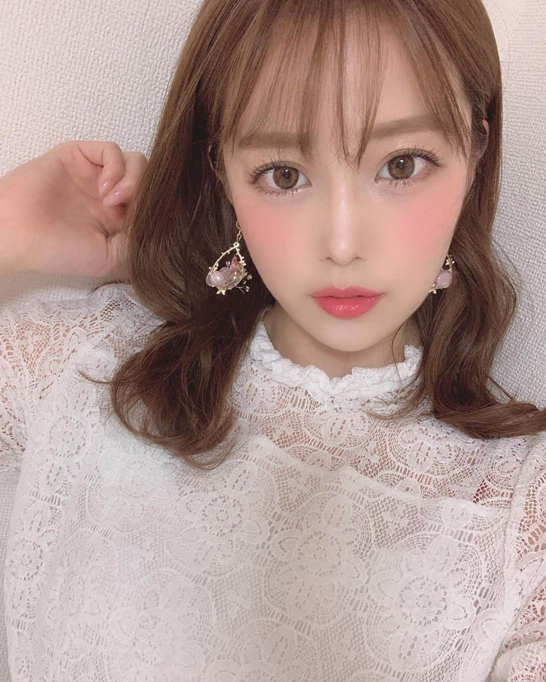 のインスタグラム：「. @happyday_12345  のハンドメイドアクセサリー💍 . 本物のお花🌸を使った めちゃくちゃ可愛いピアスが 届いたよ〜〜🥺💕 . 繊細で可憐なピアス🕊 . ずっと自粛しててお買い物にも満足に 行けなかったから可愛いものが届くと 本当にテンションあがる🥰 . 今日のコーデは @rurushushu_ の レースミニワンピース👗💓 . 白のワンピって着るだけで 女の子になれるよね👼🏻 . 可憐なピアスに合ってたから 合わせてみたよ🌷 . #ハンドメイドアクセサリー #ハンドメイドピアス #ハンドメイド #アクセサリー #可愛い #ドライフラワー #Flower #ピアス #お花 #セルカ#selca #selfie #お買い物#shopping #medium#ミディアムヘア#hairstyle #コーデ #ワンピース #ワンピ #レースワンピース」