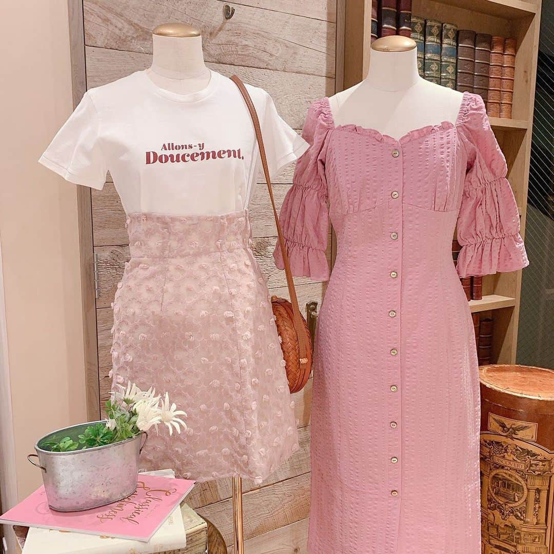 デイシーさんのインスタグラム写真 - (デイシーInstagram)「♡Pink♡Pink♡Pink♡ . ピンクフェアに合わせて、店内も可愛らしくピンクでいっぱいになっております🍑💕 . ノベルティも残り僅かとなっておりますので、ぜひ見にいらしてください🌷 . お電話での代引き通販でも¥25,000(税込)以上のお買い上げでノベルティのお渡しが可能ですので、 ぜひwebサイトでもチェックしてみて下さい💫 DEICY名古屋パルコ店 ☎︎052-264-8623 . . . 【名古屋パルコ店営業再開のお知らせ】 . DEICY名古屋パルコ店は5月22(金)より 営業を再開致しております。 営業時間：11：00~20：00 . ※当面の間は時間短縮して営業致します。 . ■お客様・スタッフの安全確保の 　観点から下記内容を実施して 　営業させて頂きます。 •お客様が安心してお買い物出来るよう 　定期的な店内清掃・消毒に努めて 　まいります。 •スタッフはマスク着用、手洗い、 　アルコール消毒を行い感染拡大防止 　の対策を行っております。 •出勤前に毎日検温を実施し、発熱や 　倦怠感がある場合は 出勤停止 　としております。. •フィッティングルームは定期的な 　消毒を行っております。 . ■お客様・スタッフの安全を考慮致しまして、 以下お願いを申し上げます。 . ［お客様へのお願い］ •店内混雑時は入店を制限させて頂く 　場合がございます。 •発熱や倦怠感のある方、マスクを着用 されていない方は入店を断りさせて頂きます。 •ご入店の際はアルコール消毒をお願い致します。 •ご試着の際に使用されたフェイスカバーはお客様に 　お持ち帰り頂きます。 •お客様よりご相談を承る場合は間隔をあけて 　対応させて頂きます。 ﻿. また、商品に関するお問い合わせは﻿ こちらまでご連絡をお願いいたします。﻿ お問い合わせ先⬇︎ info@dn-japan.jp ﻿ . #deicy #deicynagoya #deicynagoyaトルソー #nagoya #デイシー #デイシー名古屋 #mecouture #ミークチュール  #instagood #fashion #spring #summer  #2020ss #tshirt  #skirt #pink  #ファッション #Tシャツ #スカート  #フリルワンピース #ピンク #ピンクコーデ #可愛い #名古屋 #春 #夏 #パルコ #名古屋パルコ」5月23日 21時16分 - deicy_official