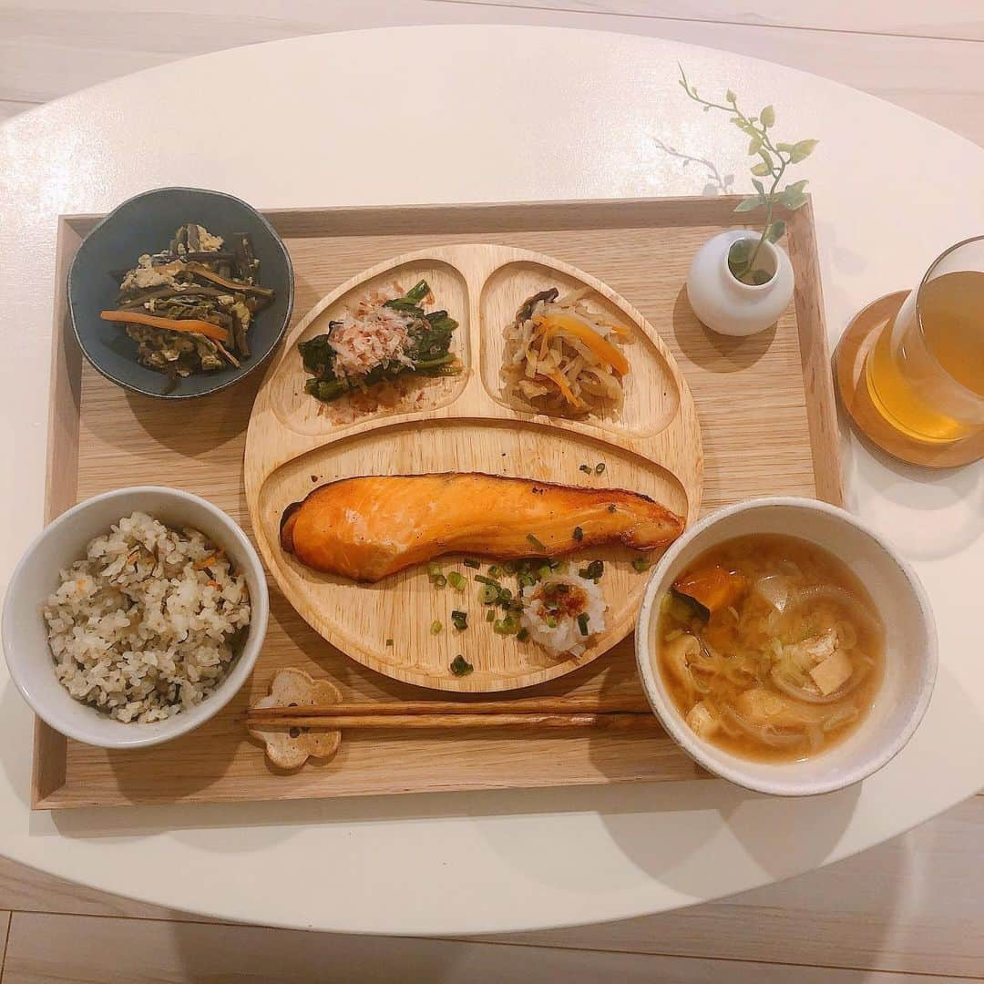 桃衣香帆さんのインスタグラム写真 - (桃衣香帆Instagram)「ワラビを使ったご飯☺️ 自粛中にお皿たくさん買ったから料理するの楽しい〜！」5月23日 21時17分 - momoikaho