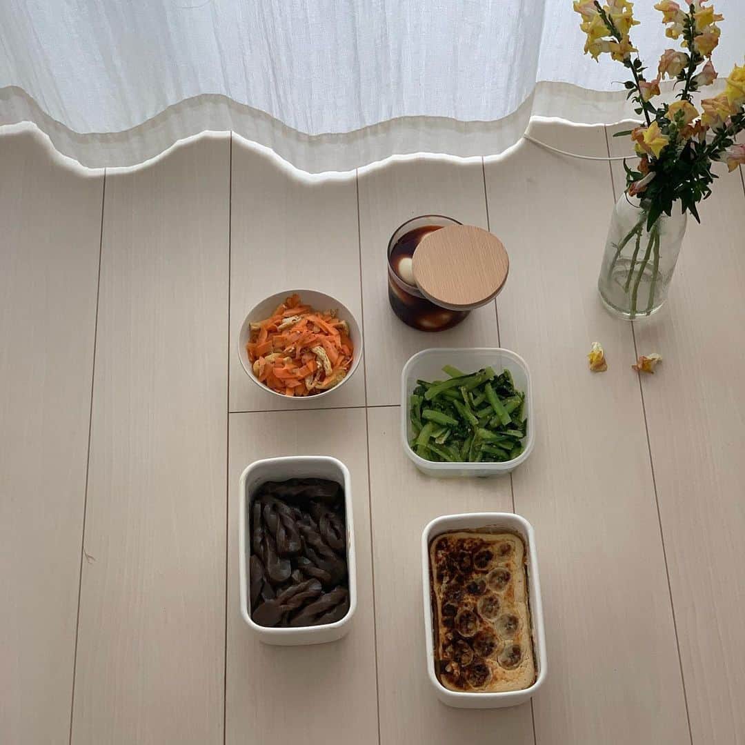 のインスタグラム：「基本我が家では夜な夜な作り置き料理してます ひとり深夜食堂ってやつですね🍚🥬 . 因みに最近ハマってる作り置き料理は 納豆の余った辛子を使った 「小松菜の胡麻辛子和え」です！ . いつも余る納豆の辛子がもったいないな〜 って考えて作って見たら大成功💮 .  #となりの食卓　#料理好きな人と繋がりたい #料理友達募集中　#朝ごはん #朝ごはんの記録 #おうちあさごはん #おうちごはん #あさごはん #いえごはん #家ごはん #朝食 #iegohanphoto #フーディーテーブル #和食 #和食朝ごはん #和食ごはん #豊かな食卓 #朝時間 #私のおいしい写真 #丁寧な暮らし #私のおいしい写真 #iPhone写真 #料理 #料理写真 #wp_deli_japan #mycook365 #てづくりごはん365 #キッチングラム #おうちごはんlover #タベリー」