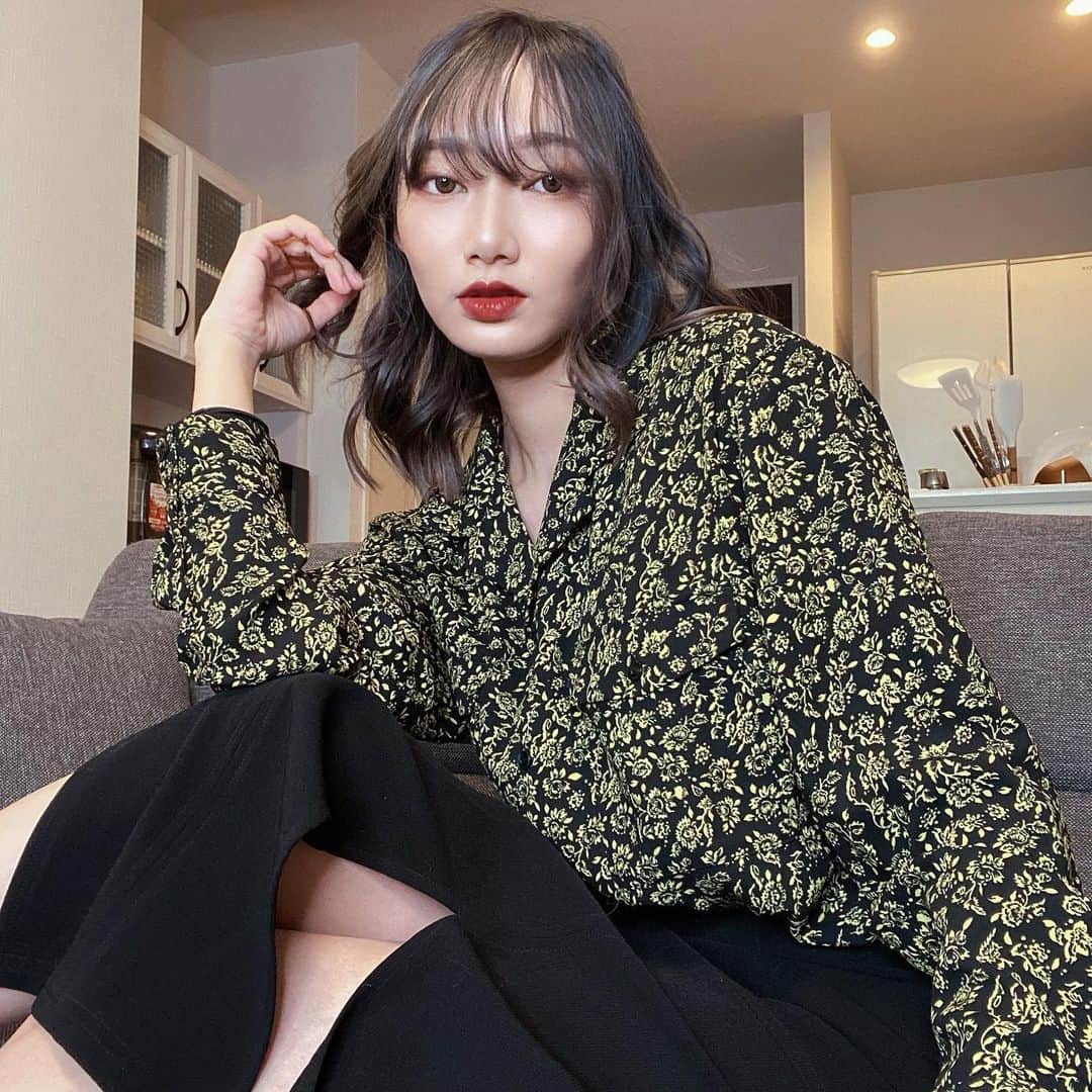 ゆりのインスタグラム：「お引越しと一緒に軽くイメチェンした(つもりです) 2枚目はTwitterにもあげたやつ」
