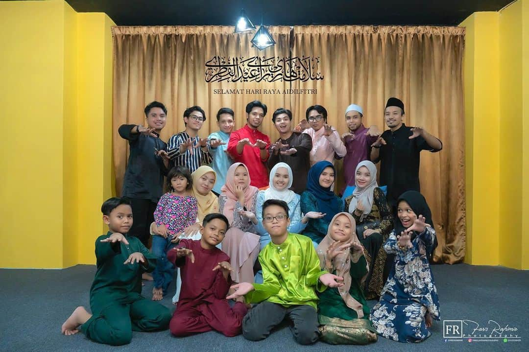 PSYのインスタグラム：「Selamat Hari Raya dari team @tupakproduction」