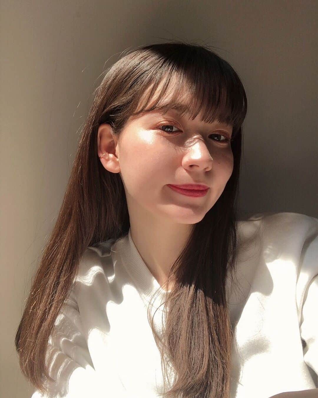 加藤愛里クリスティーナのインスタグラム：「最近暑くなってきて、スーパー行くだけでも焼けてそうで嫌だから ほぼ家にいるけど美白対策バンバンにしてる😂💗 前も紹介したこの美容液2本目なの もはや安定になってきてるし、保湿もバッチリしてくれるから安心感がすごい☺️ ストーリーも見てみてね！ #onebykose #メラノショットホワイトD #美白ケア #スキンケア #obk_partner」