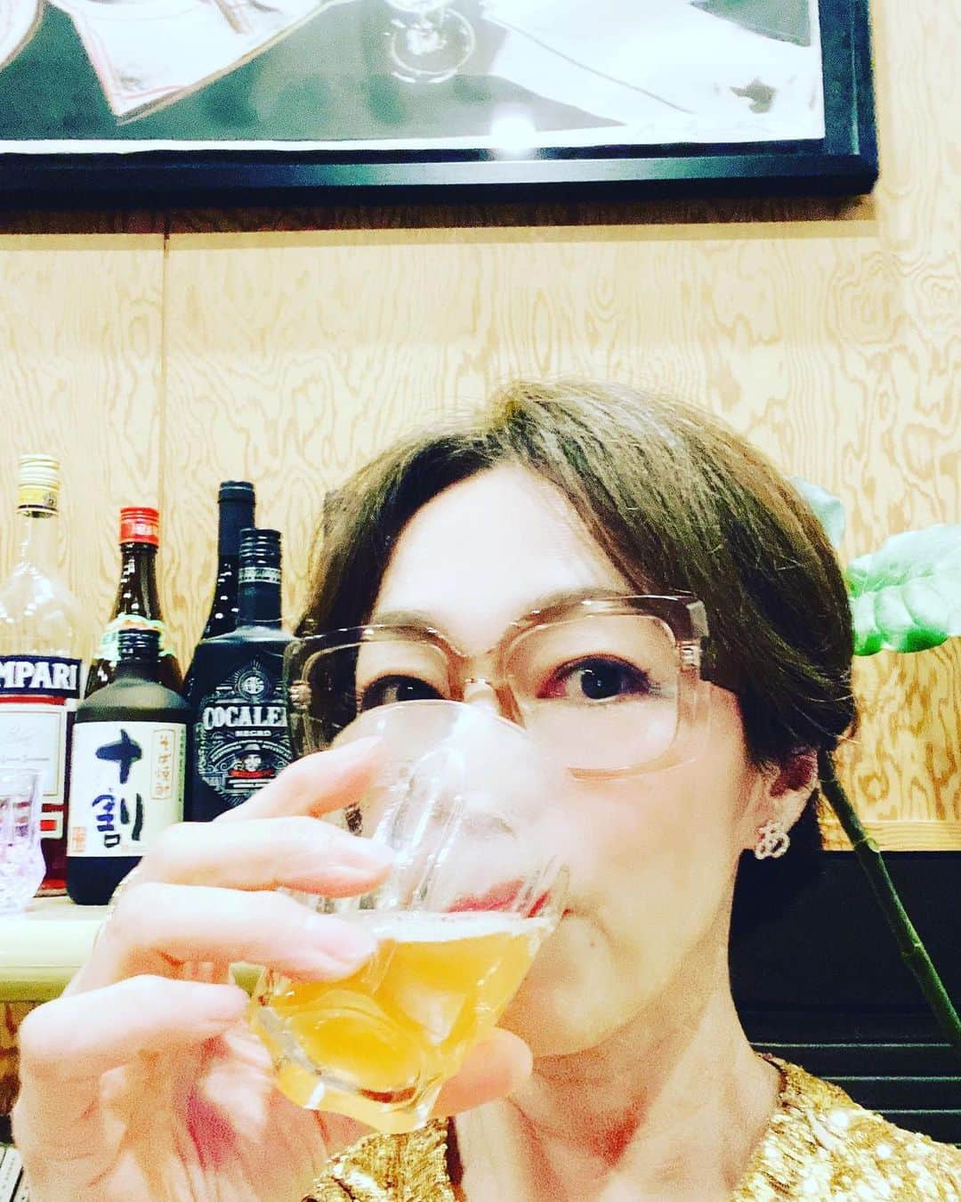 田中杏子さんのインスタグラム写真 - (田中杏子Instagram)「本日のOnline Art Snack無事に終了しました。 参加してくださった皆さま、ありがとうございました💕💕💕💕💕💕💕 東京、横浜、京都のみならず、ベルリン、シンガポール、パリからもご参加頂き、こんな機会はないなぁと、改めてオンラインの凄さを実感したキラキラ衣装のアコママでした😍✨✨✨✨ 歌謡曲もありましたが、なんかゆっくりお話ができて、楽しかったです❣️ 皆さん、明日も素敵な1日になりますように⭐️⭐️🙏🙏🙏😊 #akotanaka #onlineartsnack」5月23日 21時28分 - akoakotanaka