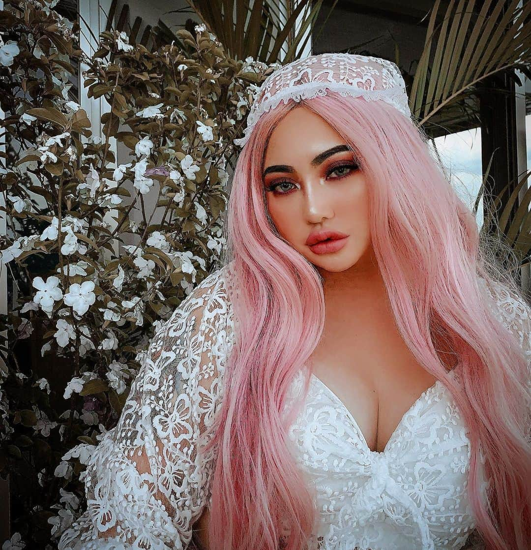 Aiさんのインスタグラム写真 - (AiInstagram)「🤍💓💐☺️ . . #pinkhaircolor #flowers #hudabeauty #dollmakeup」5月23日 21時33分 - ai_tinker_b