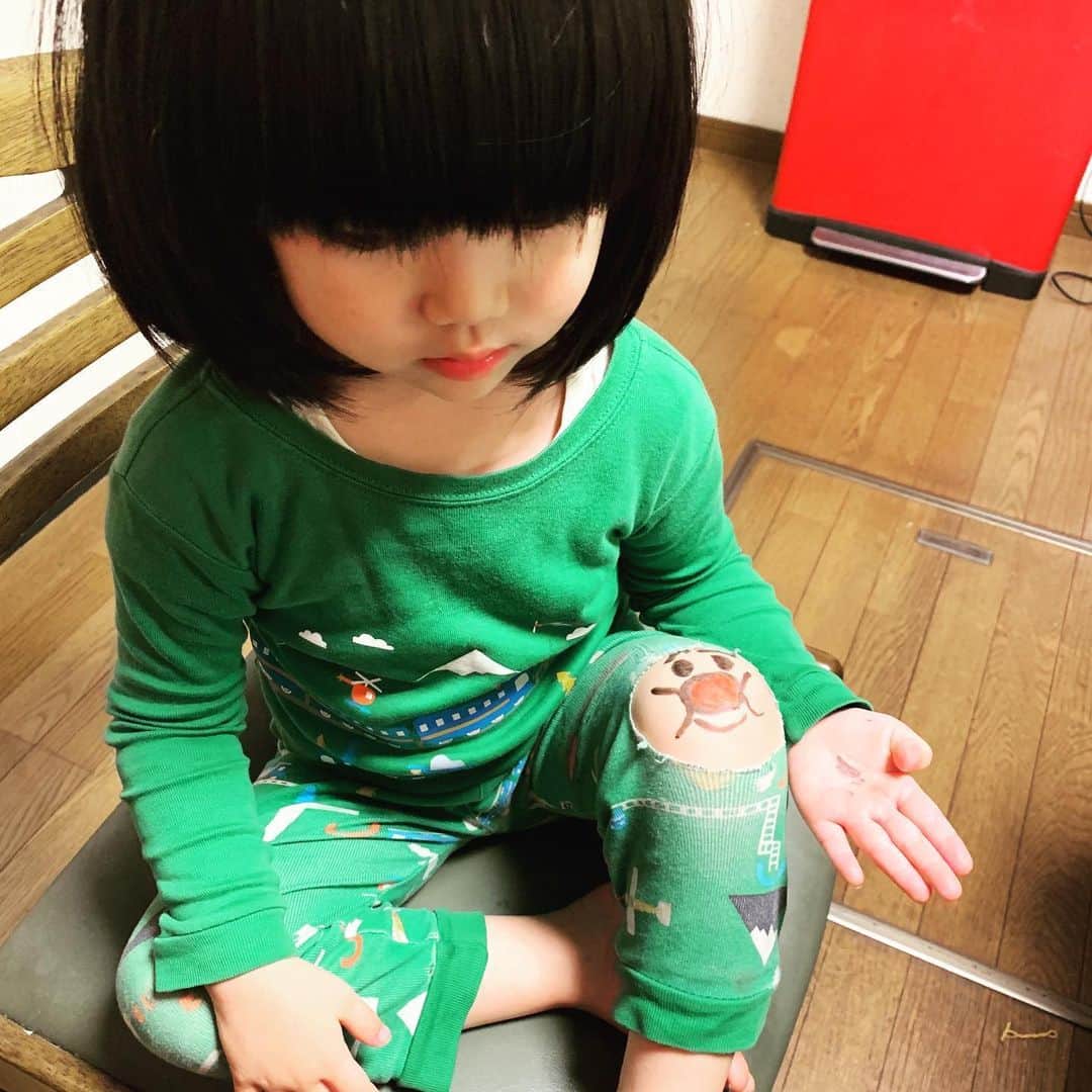 阿部浩貴のインスタグラム：「長男から次男、末っ子と三代愛用したパジャマに穴が空いたので、アンパンマンを登場させました。 #アンパンマン #膝  #パジャマ #肌の色がちょうどいい  #膝が濡れて力が出ないよ〜」
