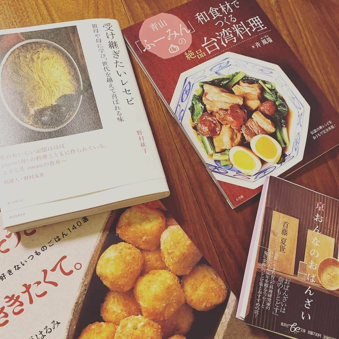 軍地彩弓さんのインスタグラム写真 - (軍地彩弓Instagram)「#今日のごはん 鶏肉の照り焼き、ししとうとじゃこのメイプルシロップ炒め煮、昨日の参鶏湯スープにパクチーを加えて、以前作ってストックしていた筍ごはん、もずく酢。  ゆっくり自炊ができる日々がすっかり身につきました。メニューを増やすために、最近は基本に戻って料理本を見ながら献立を立てます。基本大事！  おすすめの4冊はこちら💁‍♀️ #軍地めし　のネタ本です。」5月23日 21時37分 - sayumi7