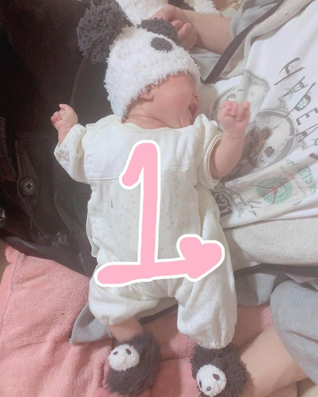 引地敬澄さんのインスタグラム写真 - (引地敬澄Instagram)「ぱおベイ生誕1ヶ月記念日🤘👶🍀 . . (※ちなみにこちら2月16日のお写真です( ᷇ᴥ ᷆ )絶賛タイムトラベラーやってます。引地です。はい。) . . 生後最初の1ヶ月はさゆりちゃんの実家にてお世話になりましたぱおベイ🤘👶🍼(絶賛ありがとうございましたぁあああ！！) . 仕事終わりや休みの前日から前乗りでお邪魔させて頂いたりして、会えるのが絶賛楽しみ&嬉しかったのをよく覚えてます☺️🍀 . 会えない日もさゆりちゃんが沢山写真送ってくれたり『今日ねーこんな事あったんだよー！！』って、報告を聞くたびに顔面にやけ丸になってたなぁ😂ww (※割と本格的にキモいレベルでニヤついてます。w) . . 気付けば1ヶ月経つのは本当にあっという間で、最初の1ヶ月は全てが初めてだったからぱおベイの一つ一つが記念過ぎて絶賛愛おしかったですな☺️🍀 (まぁ、ゆーてそれは今も更に加速してますがなw) . . ちなみにぱおベイ👶🍼1ヶ月記念日は3人でパンダ🐼ソックスをペアルッキーしました🐼🐼🐼 はじめてのペアルッキー！！ いかんな！早くKinCrossWorldでもペアルッキーできるアイテム創らねば😂！！ . . . (ps.すやすやと寝てるぱおベイと秘密の約束したのはママには内緒やで🤘👶🍀) . . . #生後1ヶ月 #0歳 #新米パパ #女の子パパ #成長記録 #育児記録 #親バカ部  #引地家 #引地ぱおーに家 #令和ベビー #パパ #ベイビー #ぱおーに 🐕🍀 #こどものいる暮らし #赤ちゃんのいる生活 #赤ちゃん #新生児 #instakids #instababy  #家族 #family #令和2年ベビー #令和baby #令和婚 #ベビー #Baby #ベビスタグラム  #KinCrossWorld #HAPEACE #引地髪服」5月23日 21時37分 - takazumi0402