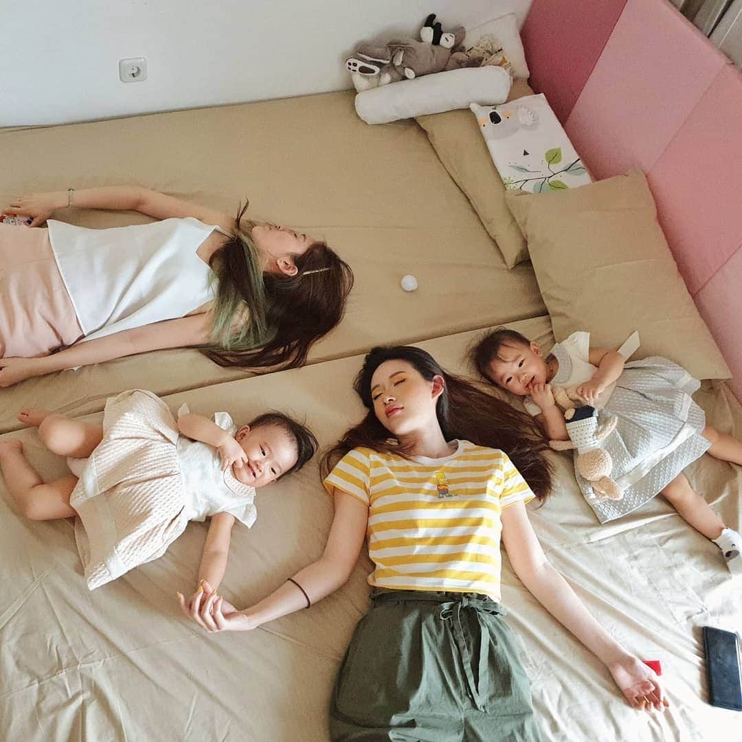 エリッサ・ヤマダのインスタグラム：「TWINS: twice the love, half the sleep :') Btw I love how mischievous @jessbebes look here 😂」