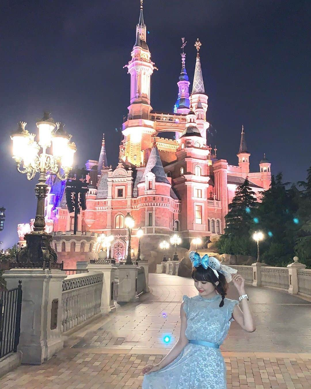 浅井麻里さんのインスタグラム写真 - (浅井麻里Instagram)「🇨🇳🏰﻿ ﻿ 上海ディズニーランドの﻿ 魔法がかかったおとぎばなしのお城✨🏰﻿ 〜Enchanted Storybook Castle〜﻿ ﻿ 夜はお城を使ったプロジェクションマッピングの﻿ ショーのために中には入れなくなるの🙅‍♀️﻿ でもその代わりに、人通りがない﻿ お城ひとりじめ写真の夜景ver.撮れた❤️😍﻿ (これ撮った後に急いでお城の正面に行って﻿待機して 最高のショー堪能しました💕😭)﻿ ﻿ ﻿ カチューシャは、﻿ 上海ディズニーランドで販売してた﻿ 「アナと雪の女王」のエルサの❄️⛄️﻿ ﻿ ﻿ #上海ディズニーランド#上海ディズニー#上海迪士尼乐园#上海旅行#ディズニーランド#ディズニーリゾート#shanghai#shanghaidisneyland#上海mari」5月23日 21時39分 - mari_asai_625