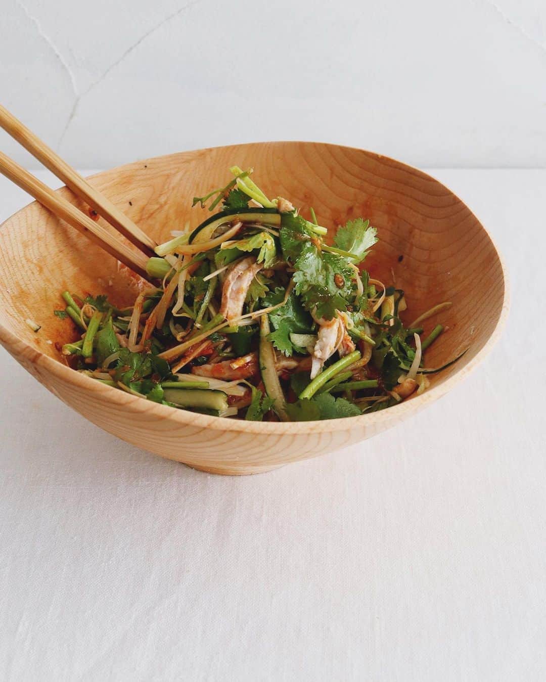 樋口正樹さんのインスタグラム写真 - (樋口正樹Instagram)「coriander salad . お昼に辛く刺激的なサラダ。 パクチー、ねぎ、きゅうり、 もやし、茹で豚を、ラー油、 ラブパク、酢で和えました。 春雨や中華麺を入れても◎。 . ラブパクがあれば、 野菜モリモリと食べれます。 👉@lovepakcheesauce . . #サラダ #サラダ好き #野菜たっぷり #和え物 #コリアンダー #香菜 #パクチー #パクチー大好き #ラブパク #ラブパク食堂 #エスニック #万能調味料 #相性抜群 #絶対美味しいやつ #lovepaku #lovepakcheesauce #coriandersalad #salad #everydaysalads」5月23日 12時40分 - higuccini