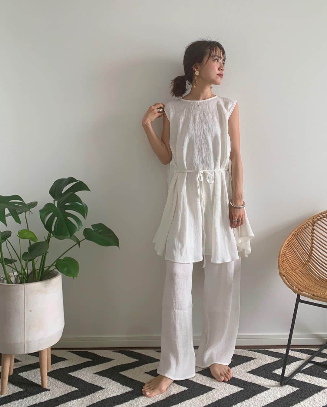 春名亜美さんのインスタグラム写真 - (春名亜美Instagram)「昨日のインスタライブの時の服♡  凹凸のある楊柳素材の生地に一目惚れして作ったお洋服☺️ トップスは少し長めの着丈で、ゆったりデザインなので、とってもリラックスして着て頂けます🌿 ・  写真1〜3枚目はウエストの紐を結ばず着たver. 写真4〜6枚目は前で結んだver. 写真7枚目は後ろで結んだver. ・ ・ パンツの方はインナーが着いているので、透け感もカバーしてくれます😊 ・ ・ #ギャザーノースリーブトップス@fromfirstmusee  #ギャザーパンツ　@fromfirstmusee  #プレートピアス @fromfirstmusee  #bag @a.laube_official ・ ・ ・ #fromfirstmusee #MUSEE #フロムファーストミュゼ #ママコーデ #おうち時間 #おうちコーデ #stayhome」5月23日 12時43分 - amiharunaami