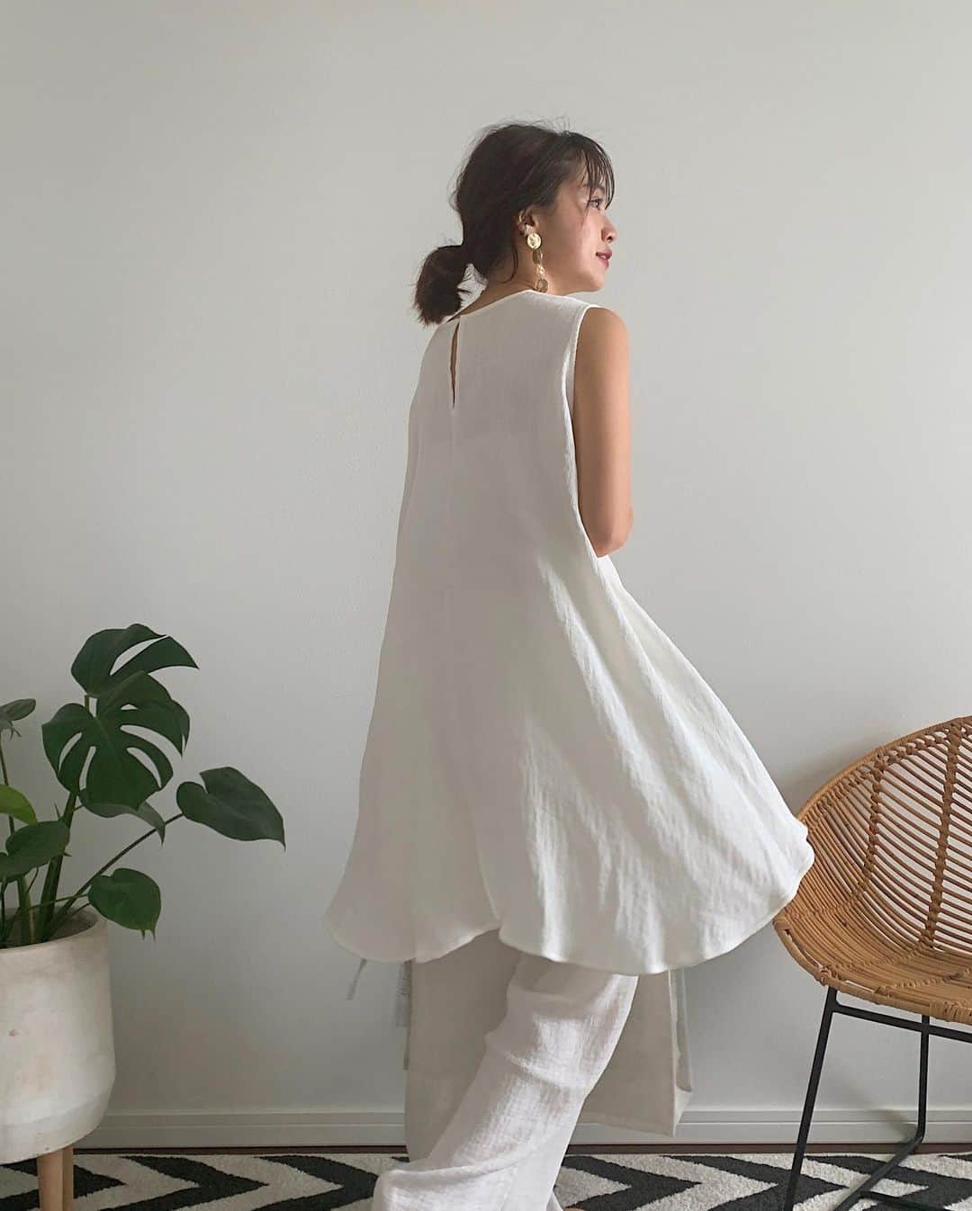 春名亜美さんのインスタグラム写真 - (春名亜美Instagram)「昨日のインスタライブの時の服♡  凹凸のある楊柳素材の生地に一目惚れして作ったお洋服☺️ トップスは少し長めの着丈で、ゆったりデザインなので、とってもリラックスして着て頂けます🌿 ・  写真1〜3枚目はウエストの紐を結ばず着たver. 写真4〜6枚目は前で結んだver. 写真7枚目は後ろで結んだver. ・ ・ パンツの方はインナーが着いているので、透け感もカバーしてくれます😊 ・ ・ #ギャザーノースリーブトップス@fromfirstmusee  #ギャザーパンツ　@fromfirstmusee  #プレートピアス @fromfirstmusee  #bag @a.laube_official ・ ・ ・ #fromfirstmusee #MUSEE #フロムファーストミュゼ #ママコーデ #おうち時間 #おうちコーデ #stayhome」5月23日 12時43分 - amiharunaami