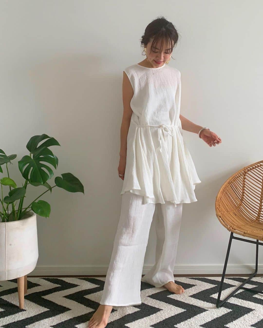 春名亜美さんのインスタグラム写真 - (春名亜美Instagram)「昨日のインスタライブの時の服♡  凹凸のある楊柳素材の生地に一目惚れして作ったお洋服☺️ トップスは少し長めの着丈で、ゆったりデザインなので、とってもリラックスして着て頂けます🌿 ・  写真1〜3枚目はウエストの紐を結ばず着たver. 写真4〜6枚目は前で結んだver. 写真7枚目は後ろで結んだver. ・ ・ パンツの方はインナーが着いているので、透け感もカバーしてくれます😊 ・ ・ #ギャザーノースリーブトップス@fromfirstmusee  #ギャザーパンツ　@fromfirstmusee  #プレートピアス @fromfirstmusee  #bag @a.laube_official ・ ・ ・ #fromfirstmusee #MUSEE #フロムファーストミュゼ #ママコーデ #おうち時間 #おうちコーデ #stayhome」5月23日 12時43分 - amiharunaami
