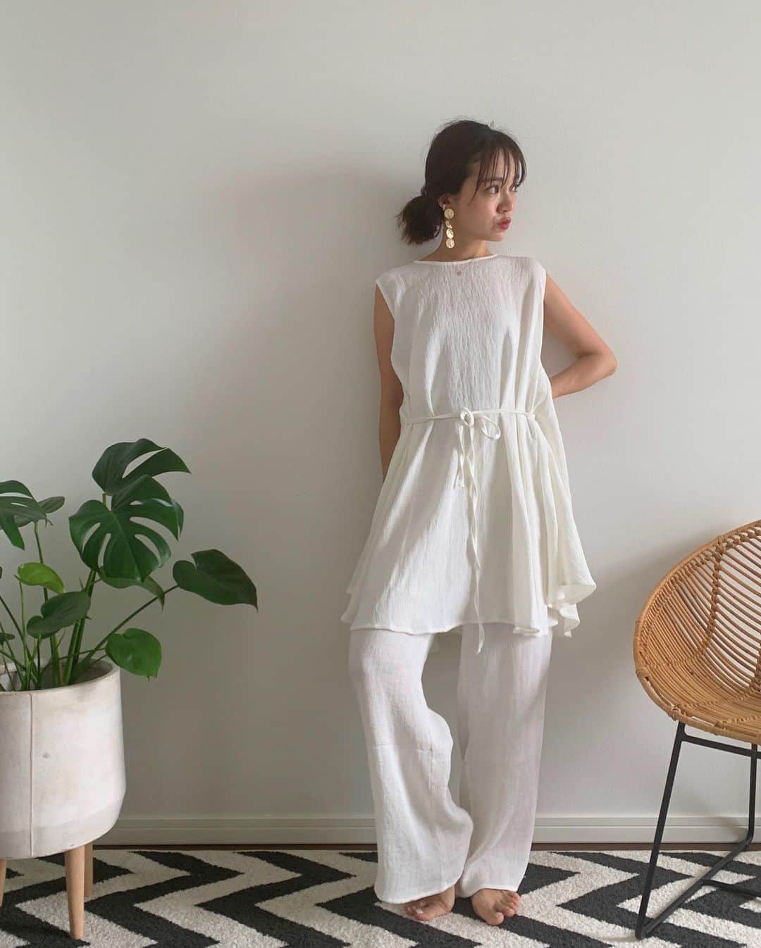 春名亜美さんのインスタグラム写真 - (春名亜美Instagram)「昨日のインスタライブの時の服♡  凹凸のある楊柳素材の生地に一目惚れして作ったお洋服☺️ トップスは少し長めの着丈で、ゆったりデザインなので、とってもリラックスして着て頂けます🌿 ・  写真1〜3枚目はウエストの紐を結ばず着たver. 写真4〜6枚目は前で結んだver. 写真7枚目は後ろで結んだver. ・ ・ パンツの方はインナーが着いているので、透け感もカバーしてくれます😊 ・ ・ #ギャザーノースリーブトップス@fromfirstmusee  #ギャザーパンツ　@fromfirstmusee  #プレートピアス @fromfirstmusee  #bag @a.laube_official ・ ・ ・ #fromfirstmusee #MUSEE #フロムファーストミュゼ #ママコーデ #おうち時間 #おうちコーデ #stayhome」5月23日 12時43分 - amiharunaami