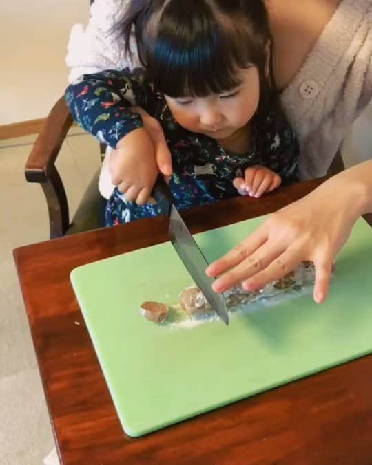 矢野沙織のインスタグラム：「娘はマーブルケーキに生クリームよりふすまブランクッキーの方が好きなようです。 甘～いものの方が好きなんだと思ってた。  アイスボックスクッキーなら少し慣れたら生地を冷凍しておけるからいつでも焼き立てが食べられて、こうやってままごとみたく一緒にできるから楽しいですね。 私、なーんにも知らなかったな🤭」