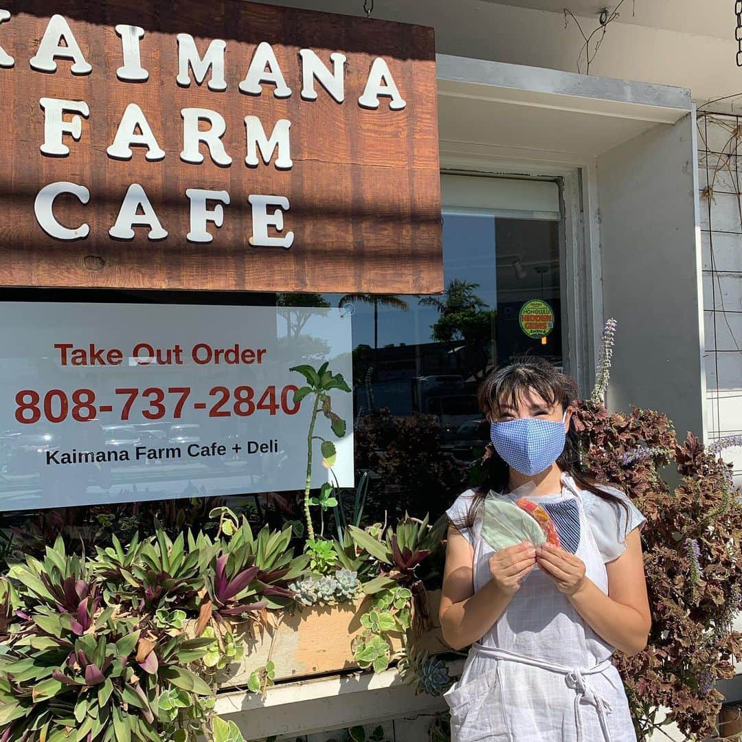 飯島寛子さんのインスタグラム写真 - (飯島寛子Instagram)「Support local 今日のランチは @kaimanafarmcafe のウィークリースペシャル/サイドはビーツにしました😊  @fun__bakery のマスクをカフェにお持ちしました。ありがとう由美子さん！  #kaimanafarmcafe #ハワイ暮らし　 #Supportlocal」5月23日 12時43分 - hirokoiijima