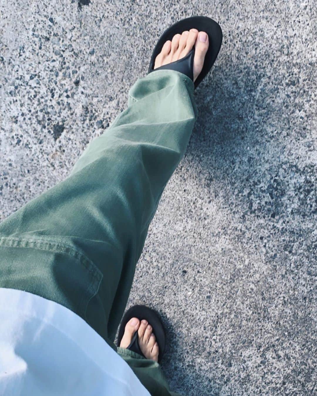 Hayato Sagawaのインスタグラム：「.﻿ もう夏ということで、サンダル始めます〜👏﻿ 去年から愛用してるウーフォスは履き心地が本当に良いのよ。ふかふかです﻿ ﻿ #oofos #sandals」
