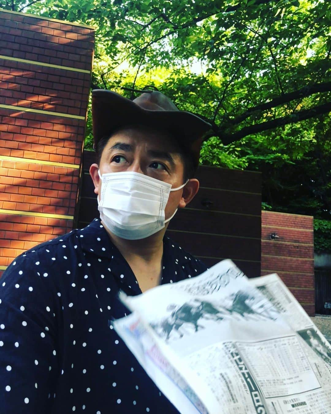 ハンバーグ師匠（井戸田潤）さんのインスタグラム写真 - (ハンバーグ師匠（井戸田潤）Instagram)「師匠の休日 公園で新聞読んでみたけど 周りが気になって全く入ってこない　帰ろ〜📰 #ハンバーグ師匠 #東京中日スポーツ #休日」5月23日 12時47分 - jujuju_101010