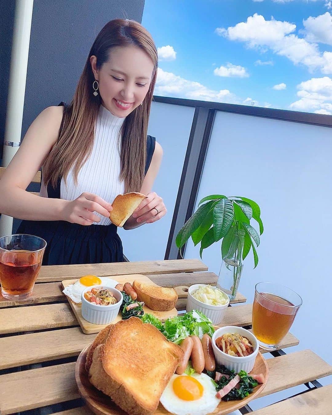 ハミ さんのインスタグラム写真 - (ハミ Instagram)「・ 天気が良くて気持ちいい☀️ 今日のパンは今までで一番ふわふわに焼けました🍞💕 ・ @ouchigohan.jp さんのサイトで我が家のカフェご飯を記事にしていただきました🙌 読んで頂けたら嬉しいです☺️❤️ ・ ・ ・ ・ #焼き立てパン #🍞💕」5月23日 12時53分 - hami0519