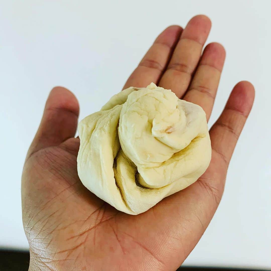 藤原佑介のインスタグラム：「外出控えているので色々自作していますが、ついに肉まんに手を出しました。 蒸す前はどうなるかと思ったけど味最高すぎ。 お肉が新鮮なので肉汁が溢れてます。 これはまたやりたい！」