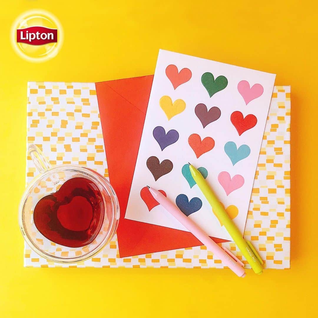 リプトンのインスタグラム：「今日はラブレターの日！💌 おうちで過ごす時間が長い今だからこそ、普段なかなか会えない大切な人に手紙を書いてみよう！ おいしい紅茶をいれてリラックスしながら、また会える日を想像して♪ 送る人も、受け取った人も特別な気持ちになれる手紙って、素敵💛  おうちにいよう。つながっていよう。  #リプトン #Lipton #癒し #リラックス #おうちでできること #ほっこり #おうち時間 #おうちカフェ #レターセット #ラブレター #こんな時だからこそ #前向きに #大切な人と #お茶しよう #リプトンでつながる #stayhome #stayconnected #staypositive」