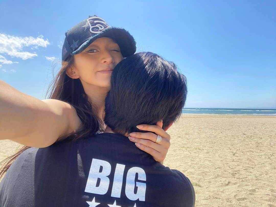 DJ JUICYのインスタグラム：「青い空と海と砂浜🏖に、見えない敵コロナウイルスがいるなんて思えない程の綺麗さ⤴️🤩🌎✨ だけどもう少しの我慢✊ もうちょっと頑張るぞ🙂🔥 #コロナ遠距離 #2カ月経過 #海#空#山#自然#地球 #ありがとう #imissyou#darling」