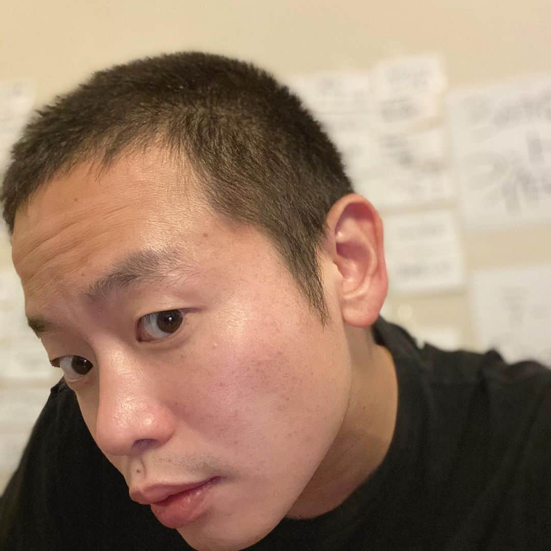 上田航平のインスタグラム：「今夜ゴッドタン。 #25:45から#テレビ東京 #ウチでボケよう #自宅でボケてます#観てね #写真がないので伸びてきた髪 #早く毛先で遊んでみたい #クソ天パなのですでに寝癖つく #とことんまで伸ばすと #たしか焦げたブロッコリーみたいになる #大学の時は金髪で青のカラコンで友達ゼロ #髪を伸ばせば伸ばすほどトガリそうな予感 #とりあえず甲本ヒロトくらい伸ばす予定」