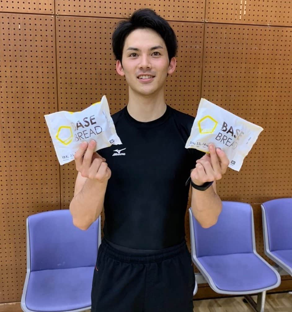 のインスタグラム：「Thanks for @basefood_tokyo providing some good food and Thanks for @only1.inc_pr making this connection and teaching some new knowledges all the time !  I'll try to eat and see how thoes food are!  Actually, I ate one bread yesterday and it was tasty 👌👌 忙しい毎日でも、おいしくてからだにいいものを食べたい。そんな想いから、手軽なのに栄養バランスがよい、完全栄養の主食を開発されたとの事です。BASE FOODには26種のビタミンやミネラル、 たんぱく質、 食物繊維など、からだに必要な栄養素が ぎゅっと詰まっているみたい！昨日早速１つ食べてみたけど、栄養価が高いだけでなく味も美味しかった😆手軽に食べられる、作れるからこれなら継続的に食べられそう！ #basefoodlife #basefood #nutrition #only1 #phycological #brainscience #athlete  #ベースフード #栄養 #アスリート #心理学 #脳科学」