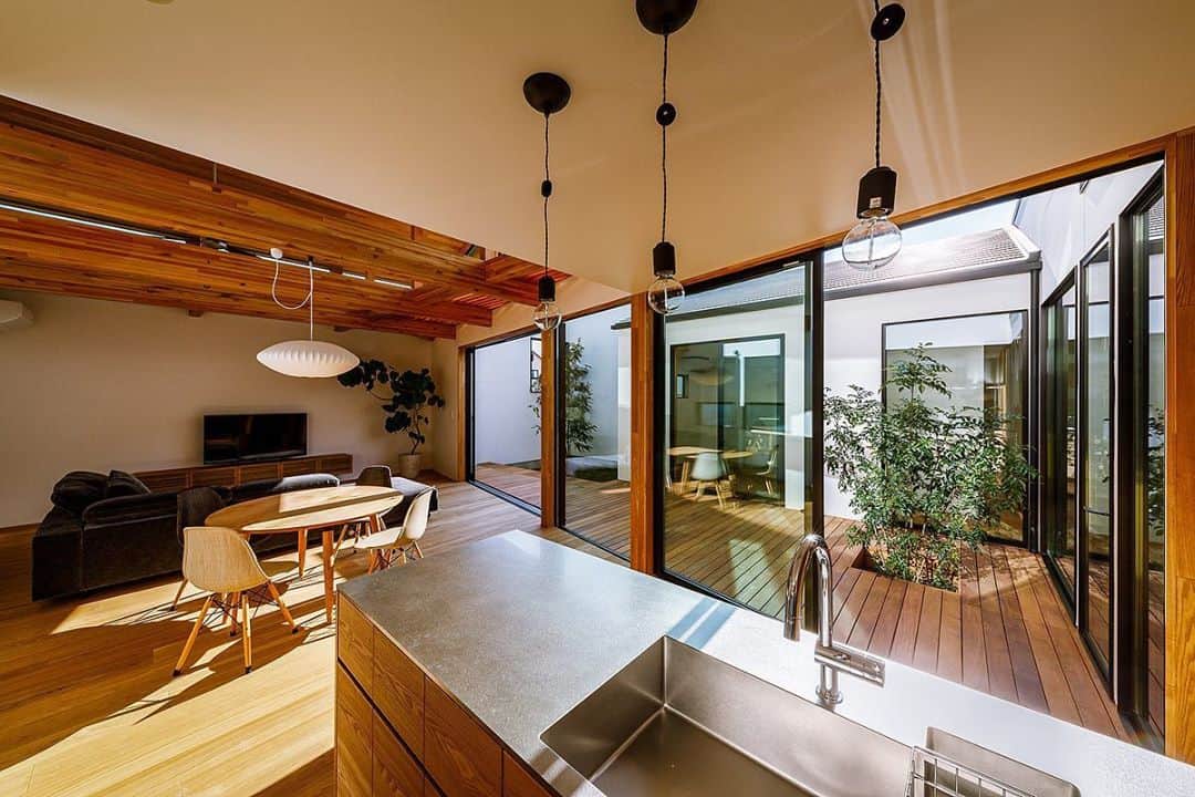 のインスタグラム：「キッチン&中庭まわり♪ : ■haus-cros■ 兵庫県赤穂市 #haus_cros : #建築 #住宅 #一戸建て #新築 #リビング #デザイン #設計 #設計事務所 #家具 #建築家と建てる家 #建築家 #建築デザイン #インテリア #建築家デザイン #オリジナルキッチン #ダイニング #神戸 #中庭のある家 #中庭住宅 #キッチン #ウッドデッキ #中庭 #architect #architecture #livingroom #interior #instahome #courthouse #一級建築士事務所haus」