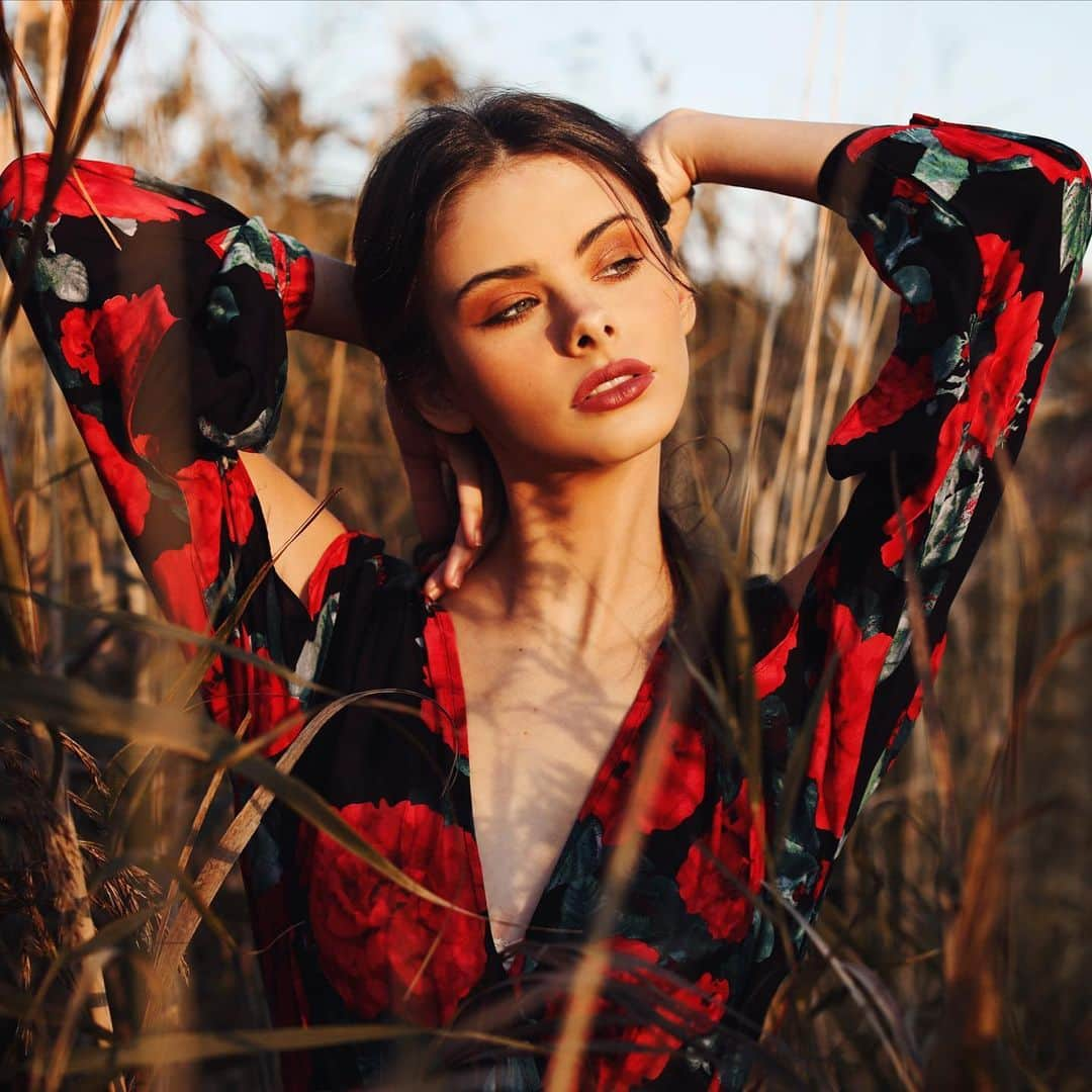 メイカ・ウーラードさんのインスタグラム写真 - (メイカ・ウーラードInstagram)「🌺🌺🌺 Comment in emojis only  Photo @caitlinmayphotography  #nature #isolation #australia #meikawoollard #woollard #lovelulus #onewithnature #imgmodels #giantmanagement #mood」5月23日 13時40分 - meikawoollard