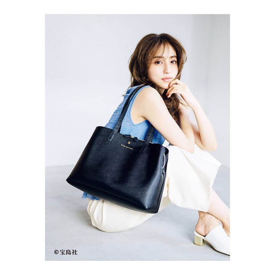 NATURAL BEAUTY BASICさんのインスタグラム写真 - (NATURAL BEAUTY BASICInstagram)「宝島社よりNATURAL BEAUTY BASICのバッグBOOKが本日発売！整理しやすい大人シンプルバッグは、お仕事にも大活躍間違いなし。シアー感のあるシャーリングニットとホワイトパンツで清楚な爽やか夏コーデに合わせてみて♪  #knit 【color】ブルー/オフ/ベージュ 【size】M  #pants 【color】オフ/ネイビー/カーキ 【size】XS/S/M  #pierce 0191878 ¥3000+tax 【color】ホワイト/ライトグリーン  #mules 0185803 ¥6500+tax 【color】オフ/ダークブラウン 【size】S/M/L  #naturalbeautybasic #NBB #ナチュラルビューティーベーシック #MOOK本 #発売中 #宝島社 #堀田茜 さん #model #シアートップス  #シャーリング #サマーニット #パンツスタイル #トートバッグ #レザー調 #オフィスバッグ #フープピアス #ミュール #オフホワイト #ブルー #ベージュ #ネイビー #カーキ #ミントグリーン #ダークブラウン #今日のコーデ #may」5月23日 13時34分 - naturalbeautybasic_official