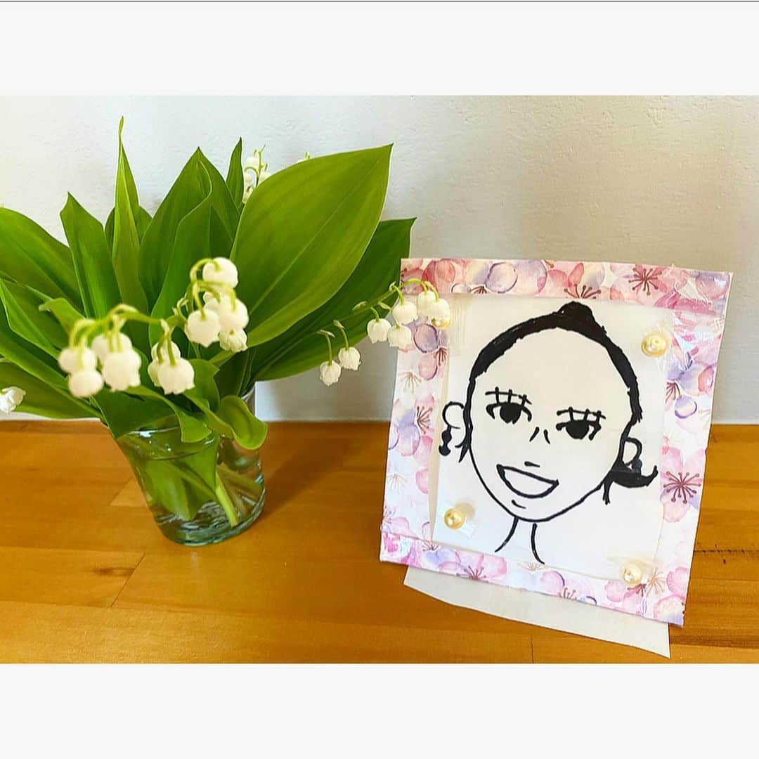 中川真依さんのインスタグラム写真 - (中川真依Instagram)「. 似てますか？😆✨ 小学2年生の友達の子供が描いてくれました😍❤️ ちゃんと飾れるように写真立てのように工夫までしてあって感激🤩✨ 彼女の発想力と創造力にはいつも驚かされます😳✨ #似顔絵 #プレゼント #素敵な写真  #素晴らしい #似てますか？ #多少美化されてる笑 #嬉しい❤️ #ありがとう😊」5月23日 13時37分 - maimai.47