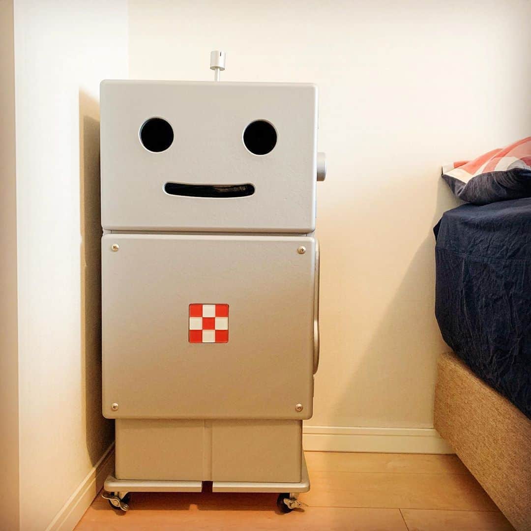 ホラン千秋さんのインスタグラム写真 - (ホラン千秋Instagram)「_ 我が家の癒し家具。🤖 3年ほど前にNHK『あさイチ』で静岡の職人さんを取材した時に出会ったロボット型家具の「ロビットくん」✨静岡の職人さんたちが、子供たちが安全に長く使える家具を一つ一つハンドメイドで作っています。もちろん大人も癒されるので私はシルバーロビットにデニムを収納して大切に使っています。👖❤️ ベッドサイド🛌にいてくれるので、なんかちょっと安心感🥰 こういう温もりのあるデザインに、この時期は心癒されますね☺️🙏 #ロビット #えて静岡基地」5月23日 13時48分 - chiakihoran_official