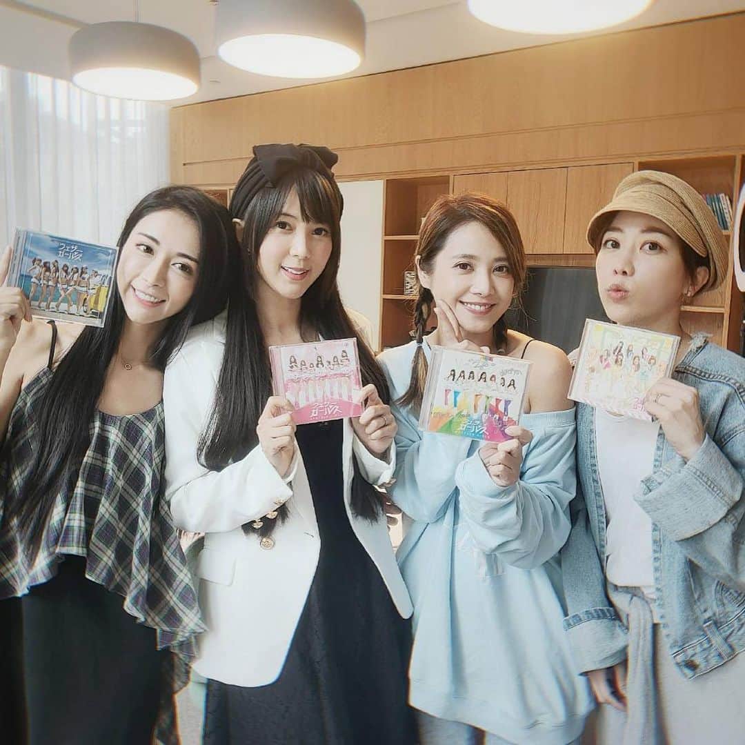 Miaのインスタグラム：「三個人小合體～❤️ 謝謝花兒還是能忍受我們聚一起就很吵～ 只是三ㄓ而已🤪 #是在等什麼 #前天氣女孩🤣 #時間過好快」