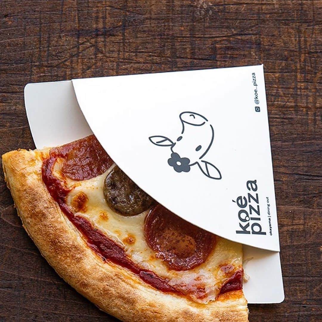 川上俊のインスタグラム：「[new preject]  koe pizza okayama pre-opening 2020.5.22.fri.  https://www.koe.com/koepizza/  branding & art direction & design by  Shun Kawakami and #artlessinc + illustration by  Yu Nagaba ー  koe の新しいフードプロジェクト「koe pizza okayama」岡山城そばの公園にダイニングアウトなピザレストランがオープンします。ブランディングは、koe donuts と同じく artless と長場さんとにコラボレーションです。  地産の食材を豊富に使用し、オリジナルのピザ窯で焼いたこだわりのピッツァをまずはテイクアウトで提供しプレオープンが始まりました。  岡山という場所、公園内というアウトドアダイニング。自然環境を大切に考えたサステイナブルやエシカルなブランドフィロソフィーにフォーカスしつつ、キッズやファミリーからカップルまで、ジェンダレスにエイジレスなブランドデザインで展開します。  レストランとしてのフリオープンはもう少し先になりそうですが、楽しみにぜひ今後の展開をフォローしてください。  #shunkawakami」