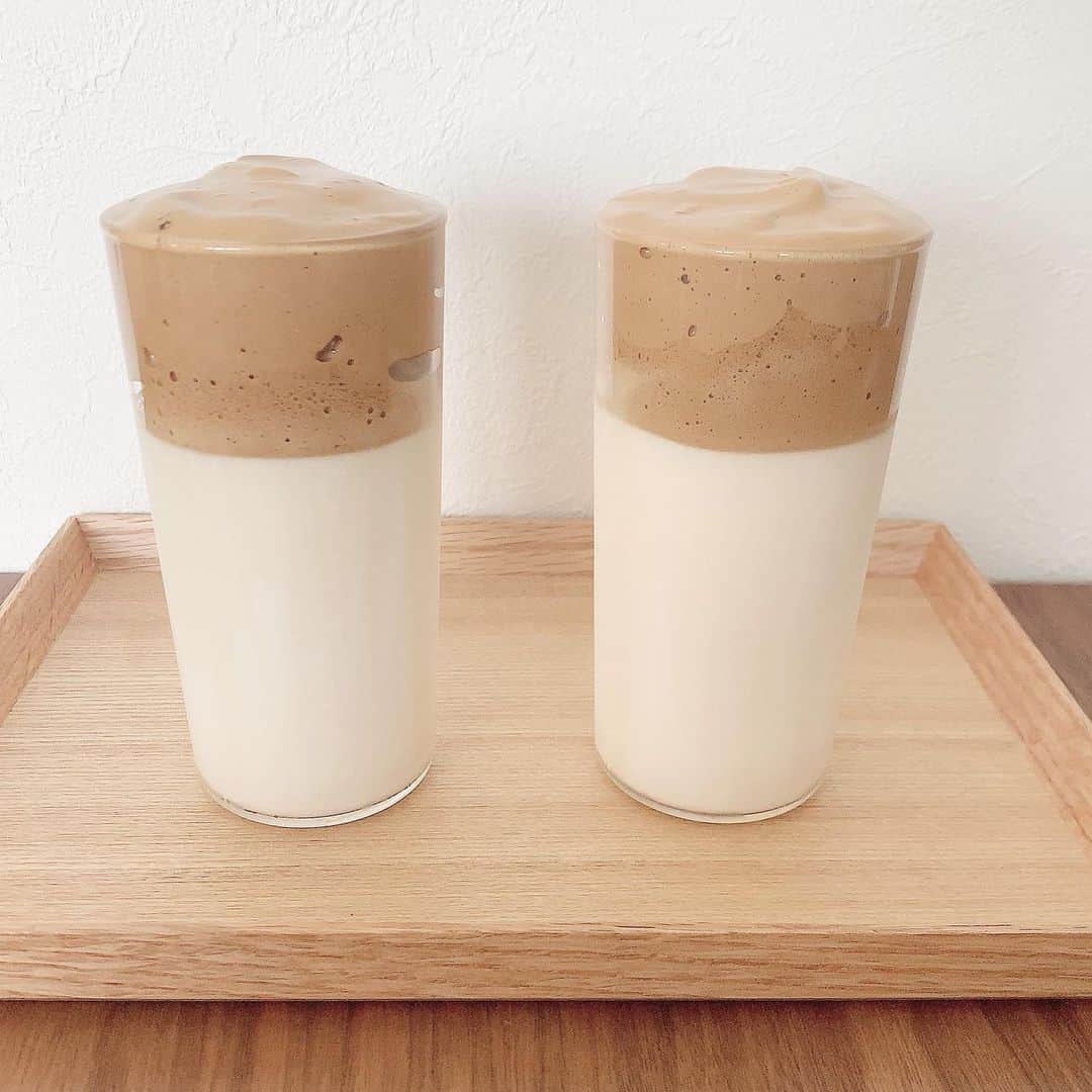 ryuu79hinaのインスタグラム：「#ダルゴナコーヒー 𖠚ᐝ ・ ・ 水+砂糖+インスタントコーヒー １：１：1をミキサーでこんなにモコモコになるのがすごい!! ・ ・ ━━━━━━━━━━━━━━━ #ダルゴナ#おうち時間#おうちカフェ#お家時間#家カフェ#おうちCafe#おうちじかん#韓国カフェ#お家で過ごそう#記録#locari#置き画#置き画くら部#置き画倶楽部#おきがくらぶ#おきが倶楽部#카페#카페스타그램#카페그램」