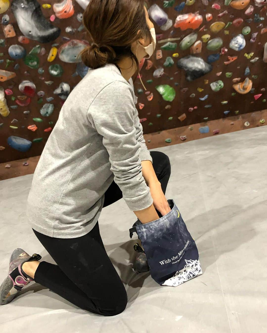 白數里子さんのインスタグラム写真 - (白數里子Instagram)「Mizugaki Chalk Bag / Night  わたしのお気に入りはNight 使っているとチョークが夜空の雲みたいで、毎回違う素敵な空になっていくから、汚れるのも気にしない！  ジム再開までもうすぐ、、、 営業開始したら、是非ジムで実物見てください😌  @climbparkbasecamp  のオンライン　@basecamponlineshop  でも購入できます  @andhandwork」5月23日 14時18分 - satopoppo1124