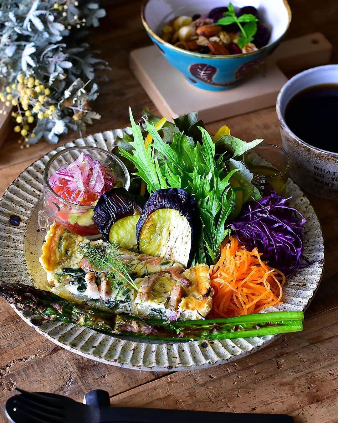 セーラさんのインスタグラム写真 - (セーラInstagram)「* 2020/05/23 * + . . 私のお昼ご飯。 サーモンとベーコンのキッシュプレートに贅沢ヨーグルト付きです🥰。 . . mokoさんのキッシュ美味しすぎた。 モコノーラも🍒コンポートも。 . . ずっと自分のご飯ばかり食べてたから、余計に気持ちのこもった料理が身に染みまして。 幸せってこんな味なのね。 🍺呑んでたら確実に泣いてるわ。（笑） . 幸せなご飯ご馳走様でした。◥█̆̈◤࿉∥ . #ごちそうさまでした 。 ・ ・ ・ #mokoとセーラの食いしん坊万歳 #ありがとう @mokotto_moko .」5月23日 14時23分 - se_ra0227