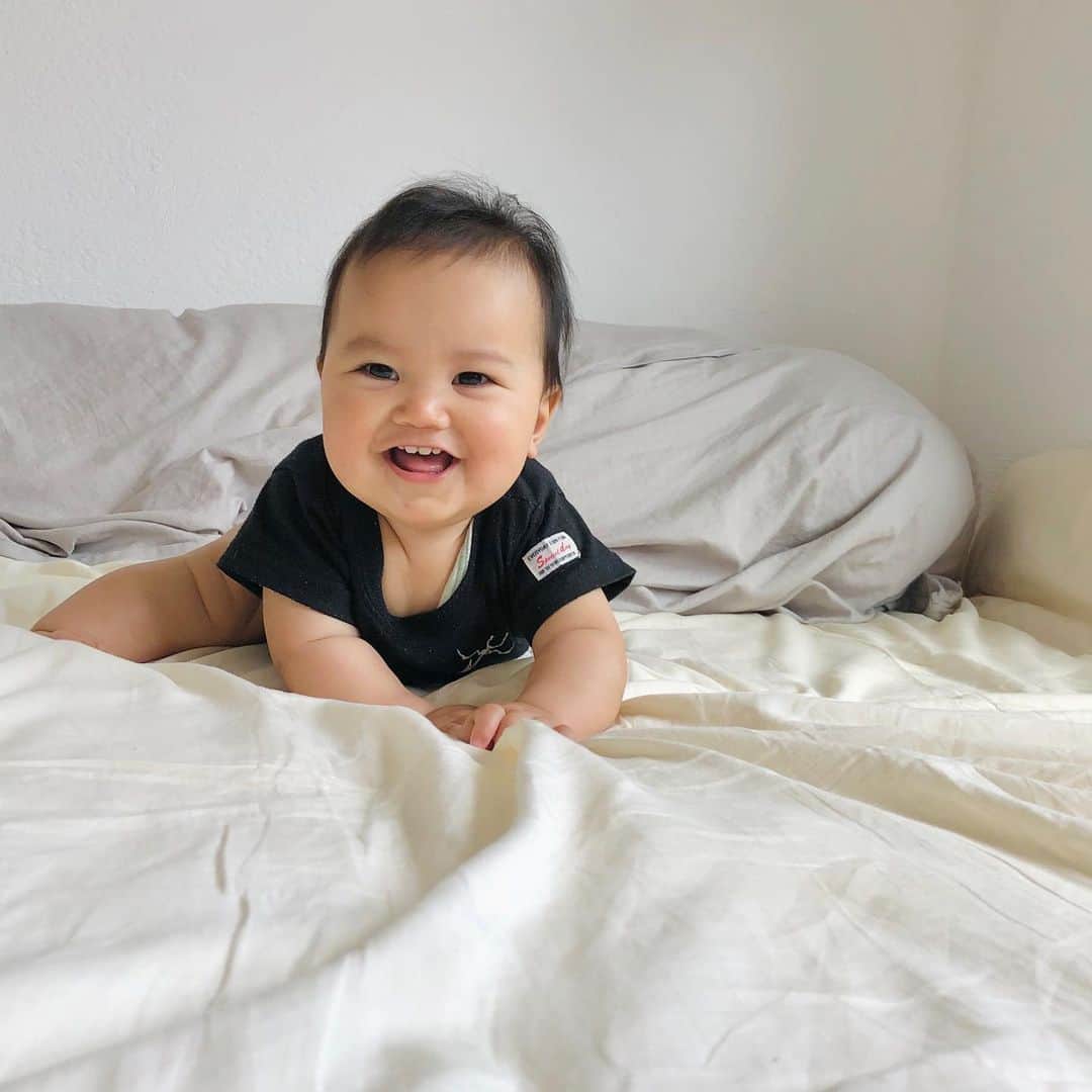 橋田昌実のインスタグラム：「5月23日.8か月🌷﻿ ﻿ ﻿ 6月から保育園なのでミルクの練習中な彼👶🏻﻿ ﻿ 哺乳瓶拒否でストローマグで飲ませてるけど毎回30mlしか飲まん😂w﻿ ﻿ そんなんでいけるんかいな😂﻿ ﻿ ﻿ ﻿ ﻿ 思い返せば兄二人もミルク好きじゃなかったなあ🤭﻿ ﻿ ﻿ ﻿ #三兄弟 #末っ子」