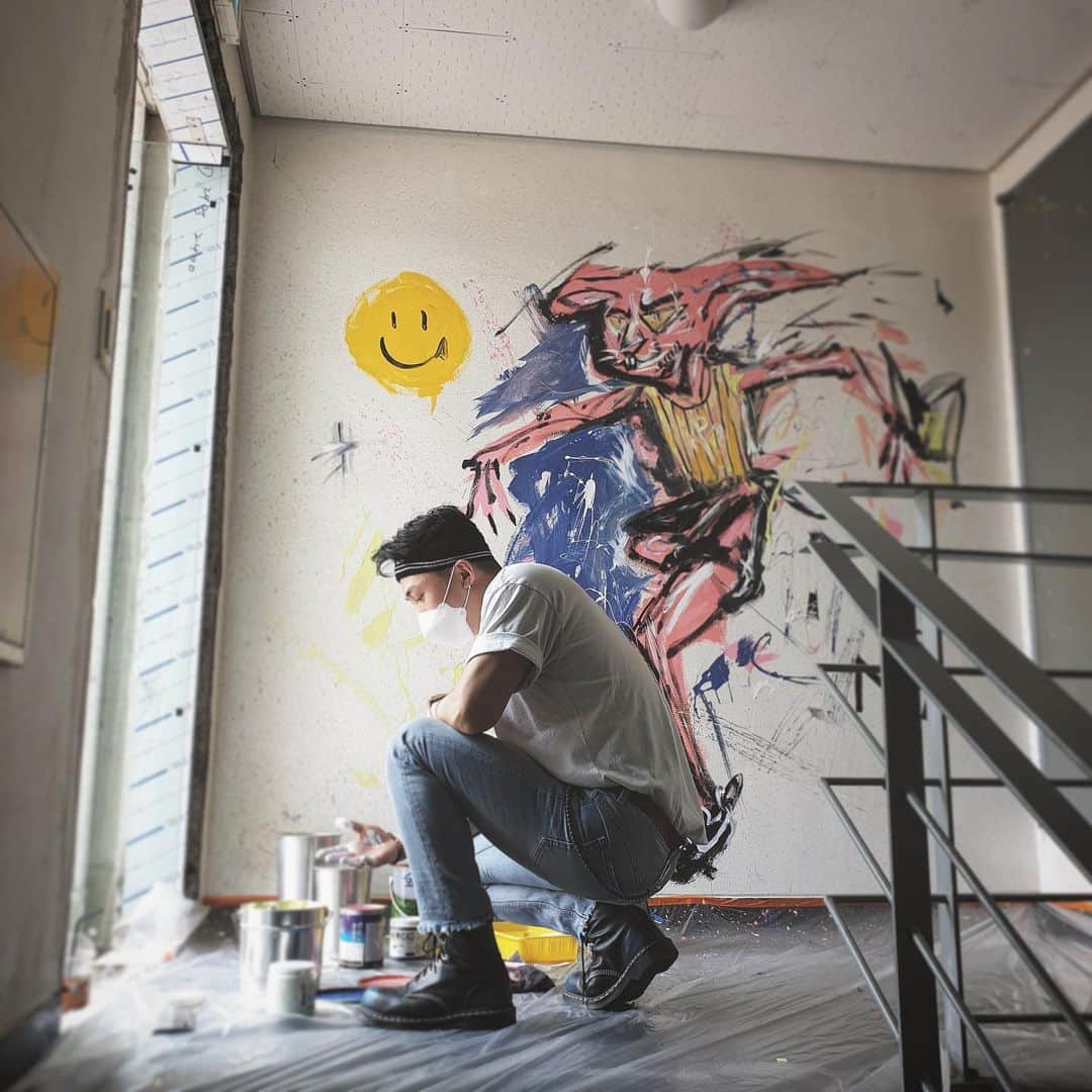 ヒョンミン さんのインスタグラム写真 - (ヒョンミン Instagram)「Ye~ collaboration with ADM(@adm_gallery) enjoyed wall painting @jangseungho_art @mr.mpm ⠀」5月23日 14時34分 - woo.jaka