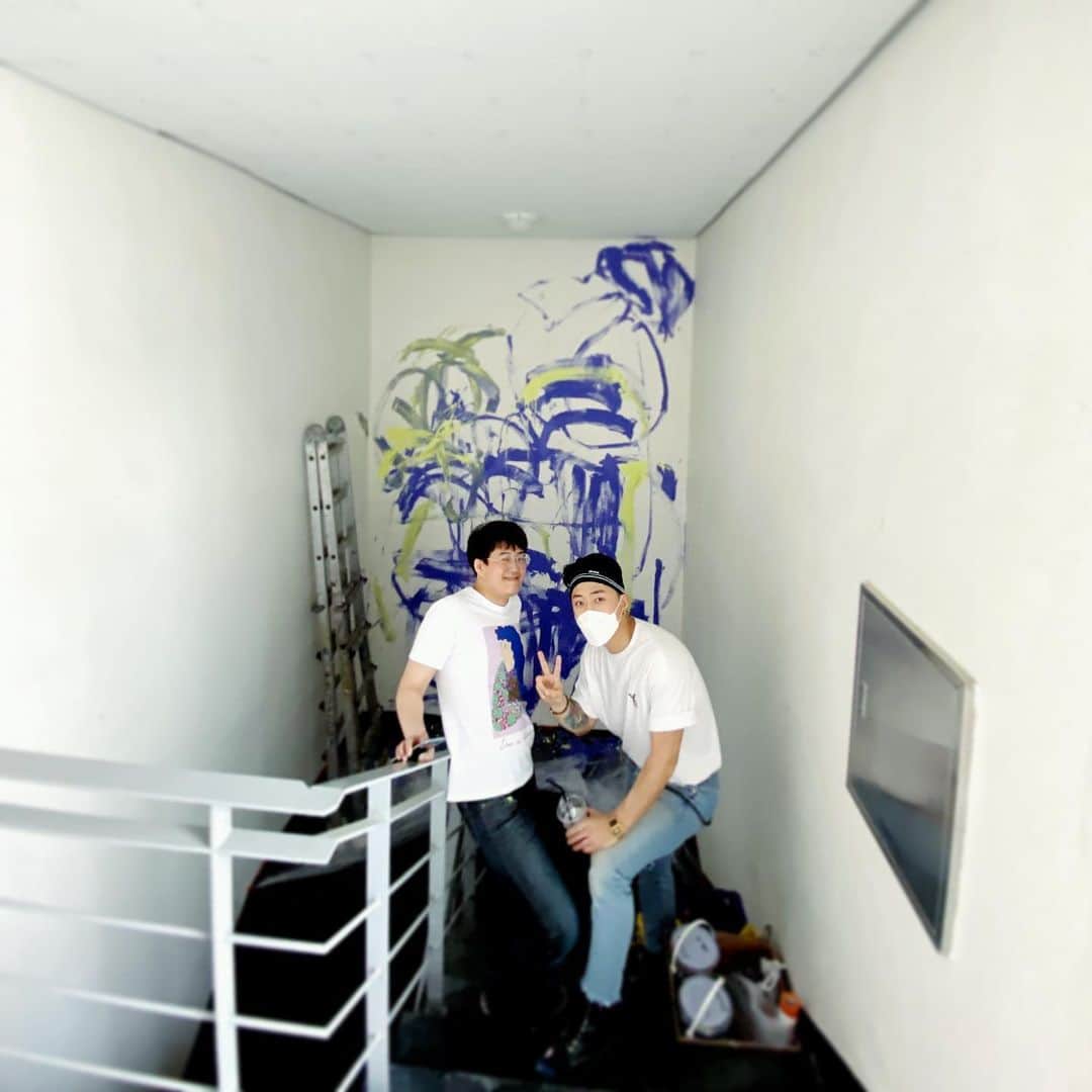 ヒョンミン さんのインスタグラム写真 - (ヒョンミン Instagram)「Ye~ collaboration with ADM(@adm_gallery) enjoyed wall painting @jangseungho_art @mr.mpm ⠀」5月23日 14時34分 - woo.jaka